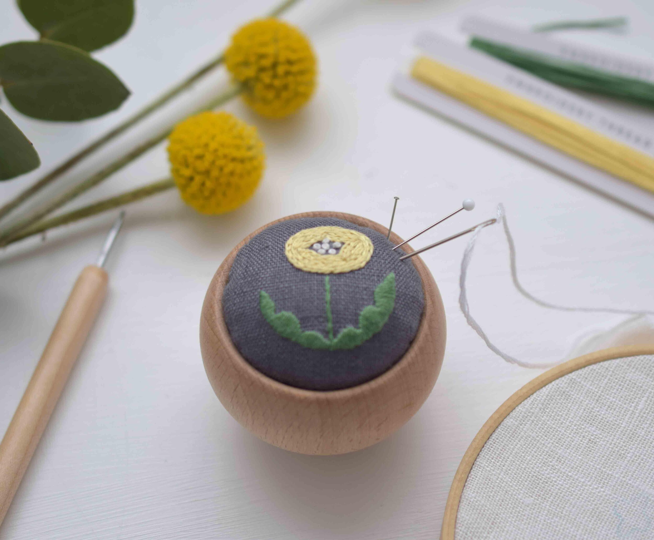 06_草花の刺繍ピンクッションのキットには、たんぽぽのような黄色のお花のデザインもあります.jpg