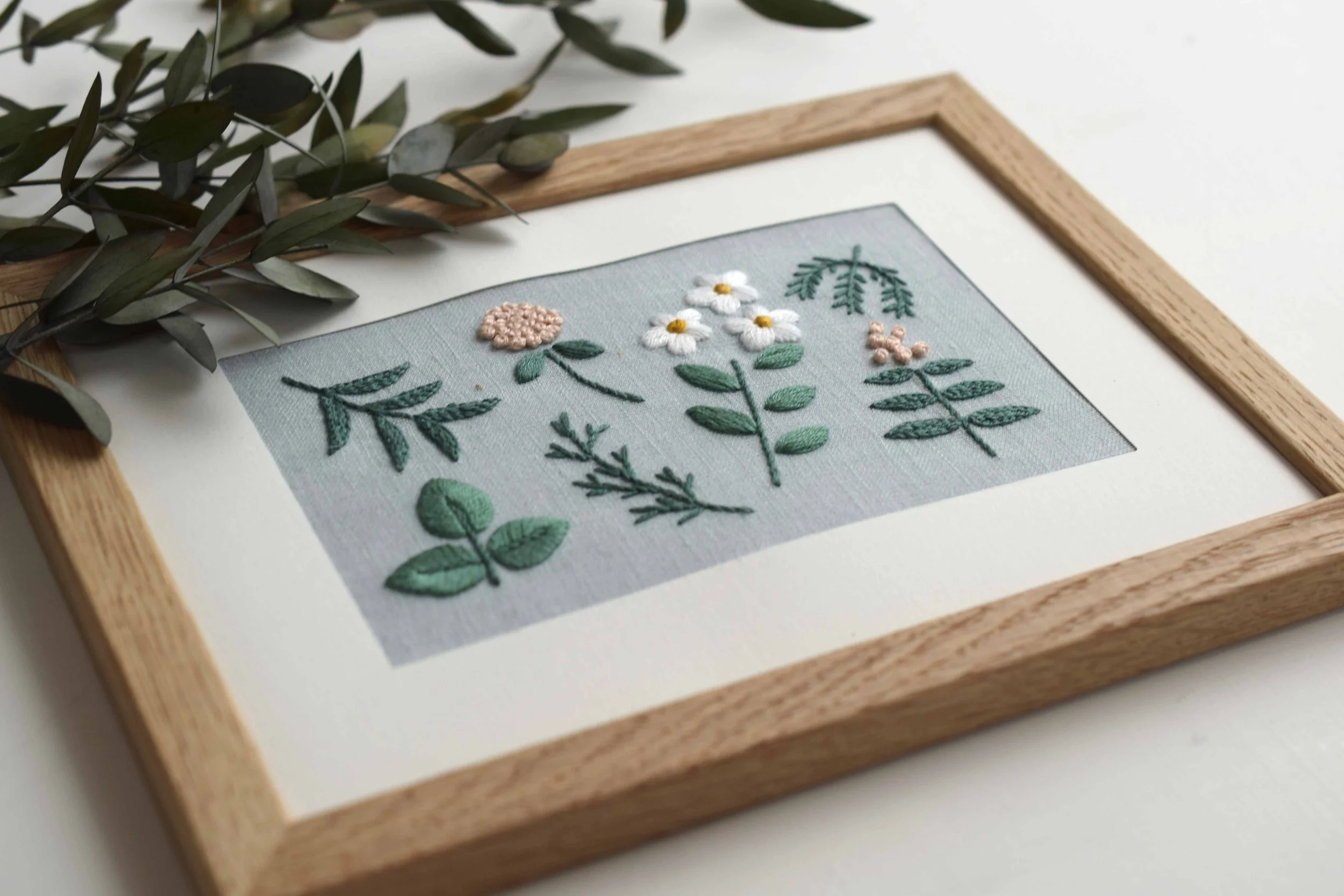 草花の刺繍 ~壁飾りとトートバック~