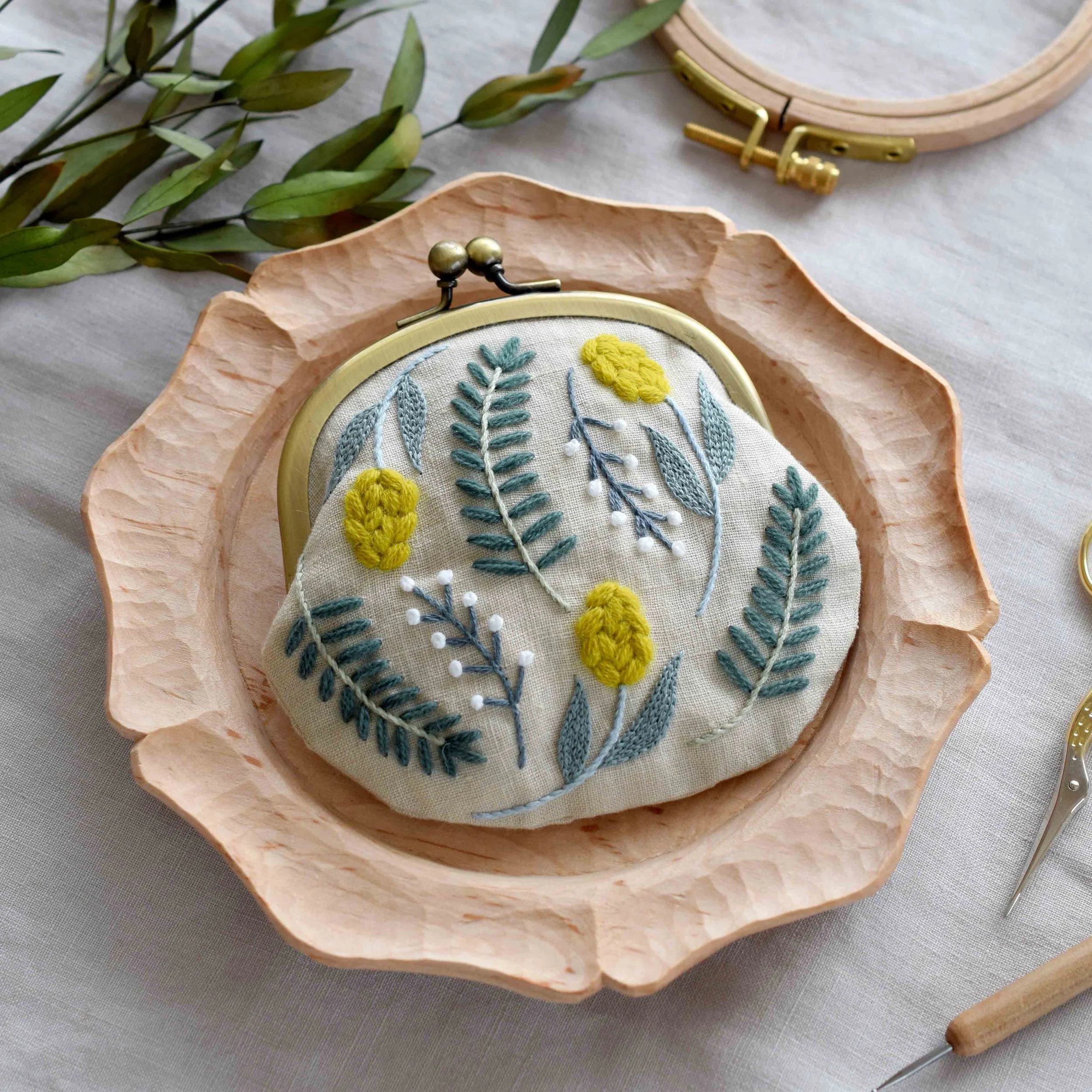 はじめてのウール刺繍-植物模様のステッチ-