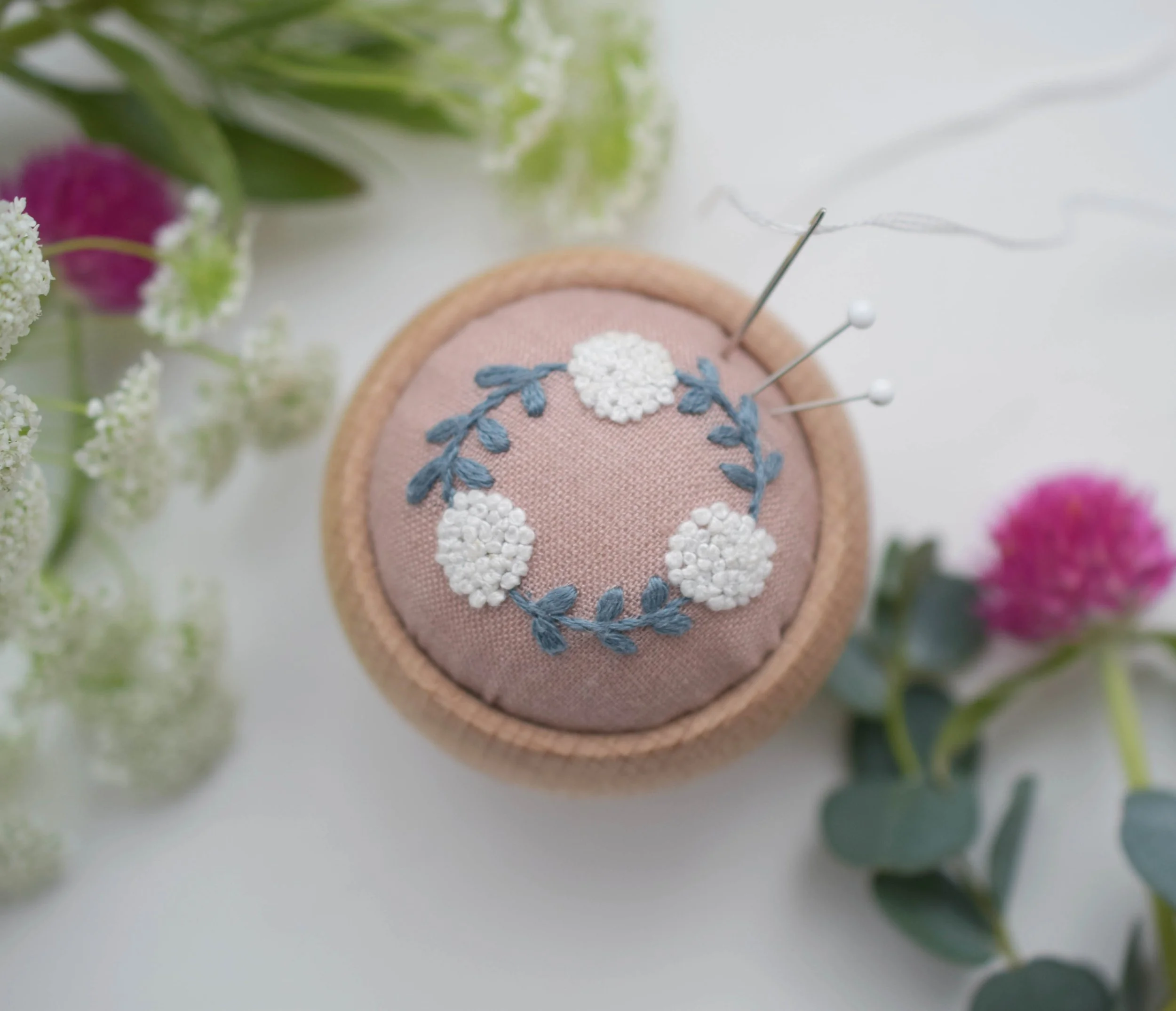 手刺繍ピンクッション ハンドメイド北欧風花柄刺繍リネン100 手刺繍ピンクッション ハンドメイド北欧風花柄刺繍リネン100