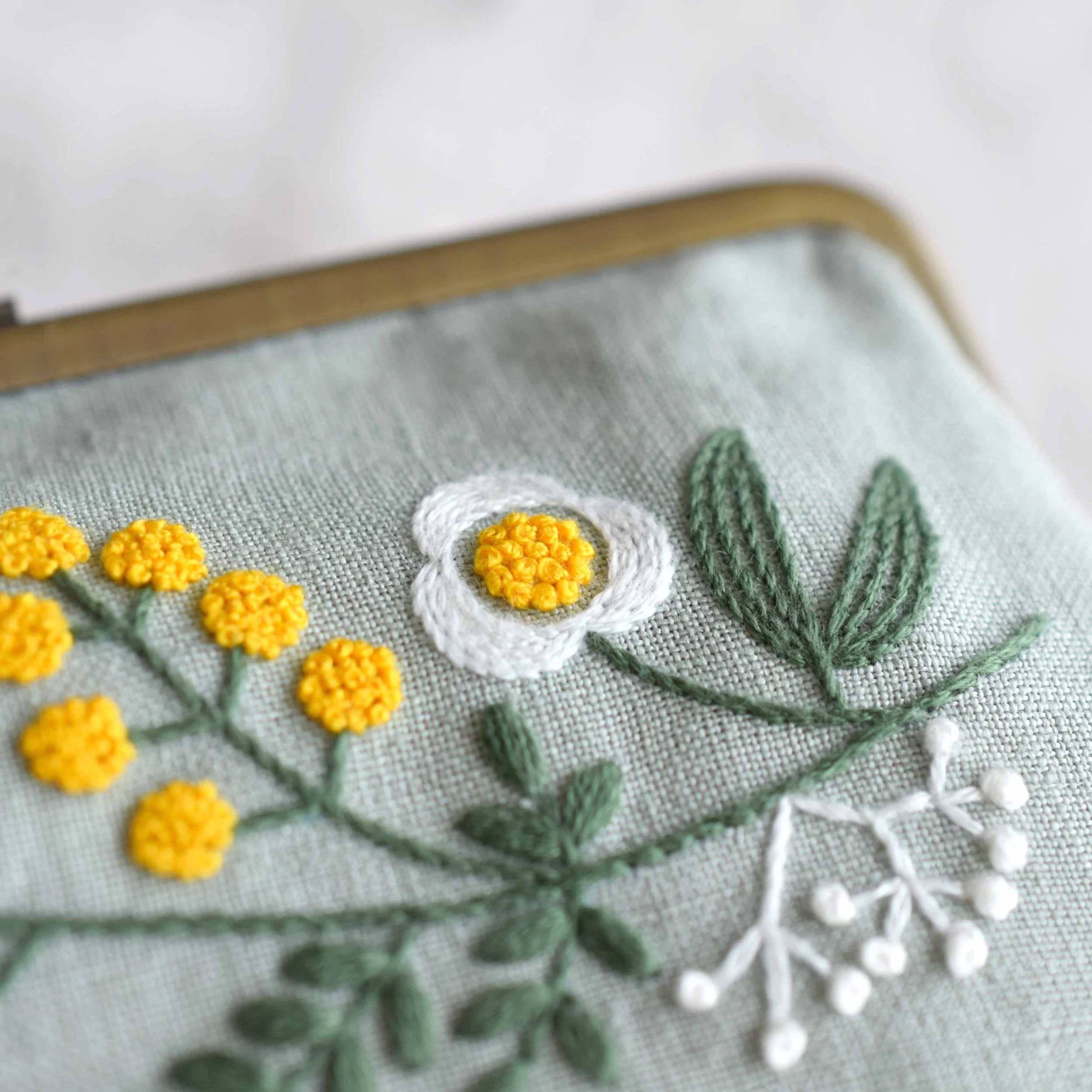 おうち時間のがま口ポーチ　手刺繍　ハンドメイド 手刺繍のがま口『鳥と草花』財布・ポーチ【受注生産】 | iichi