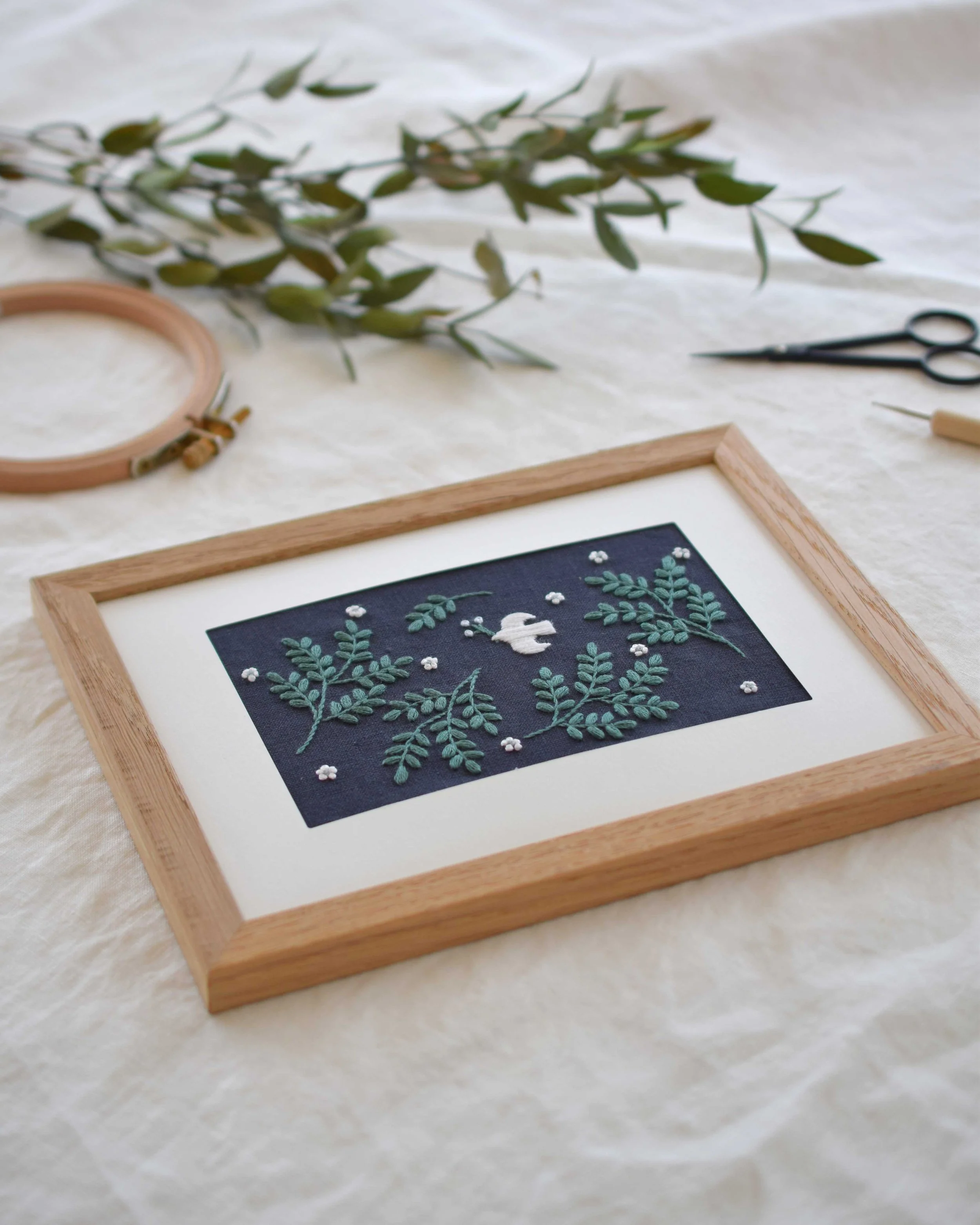 草木と小鳥の刺繍ミニフレーム