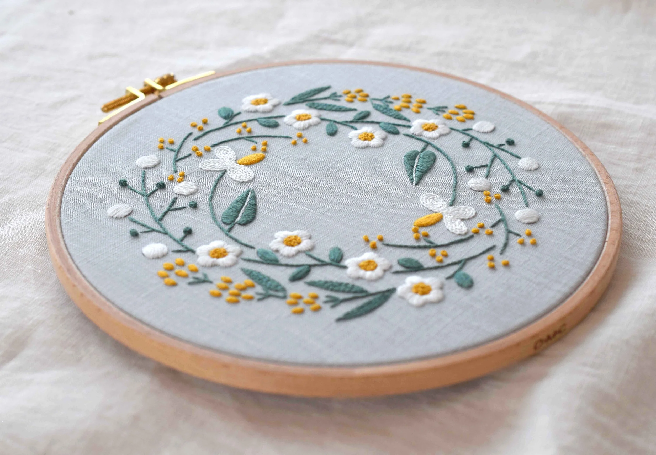 ハンドメイド手刺繍　刺しゅうフレーム　きのこのリース ハンドメイド手刺繍 刺しゅうフレーム きのこのリース