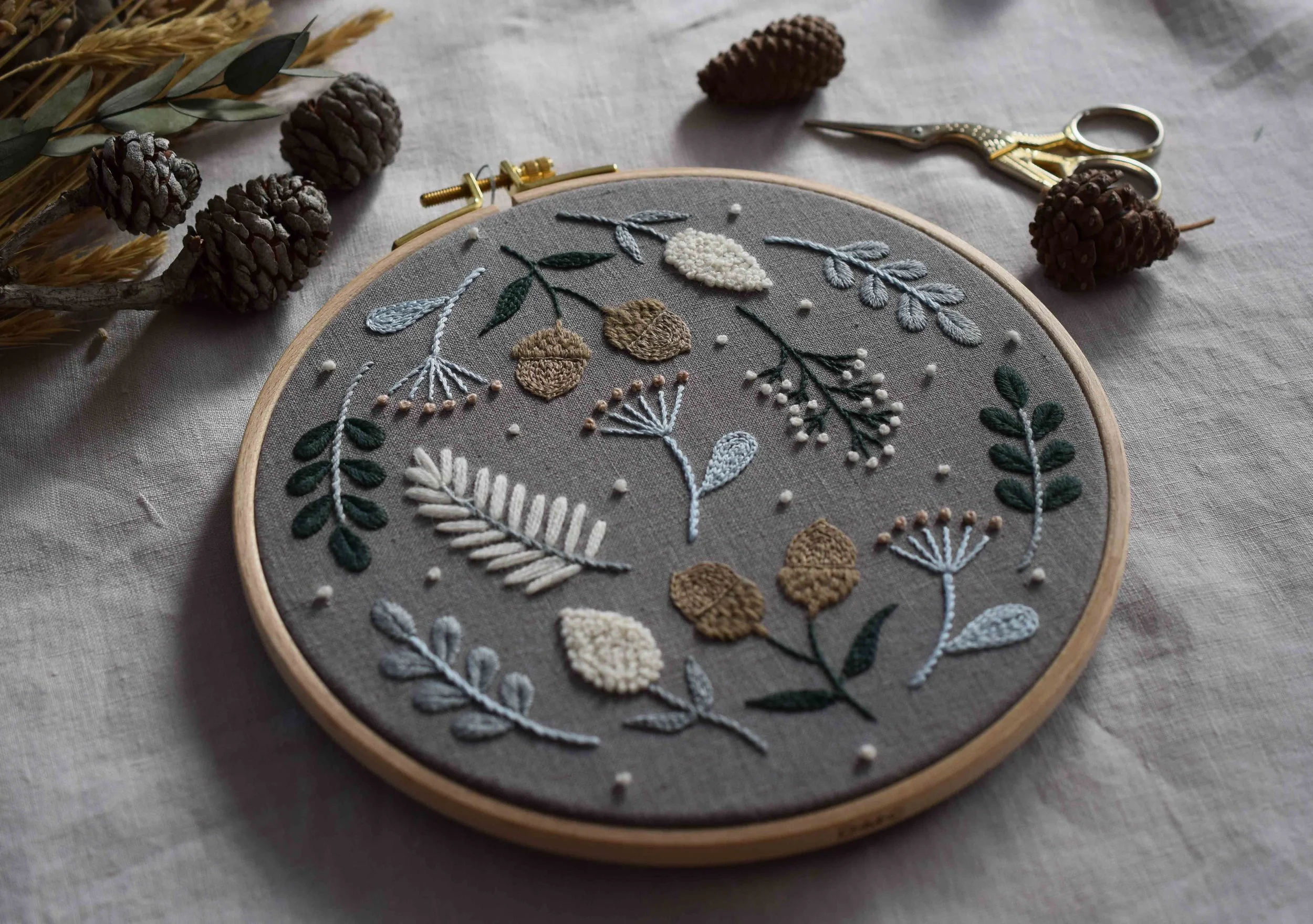 北欧のウール刺繍-小さな森のモチーフ-