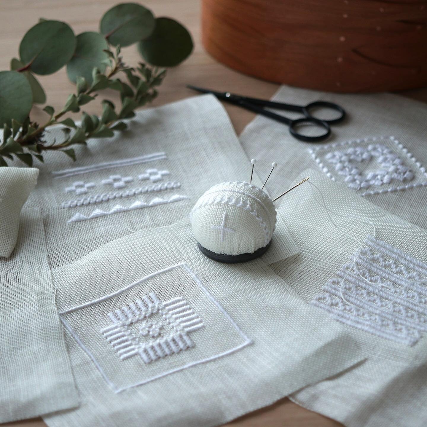 ＼＊はじめての白糸刺繍🪡体験レッスン✨＊／⠀⁠⠀⁠⁠⁠⁠
.⠀⁠⠀⁠⁠⁠⁠⠀⁠⁠⁠⁠
今日は、新しい白糸刺繍の体験レッスンのご紹介です😊⁠
.⠀⁠⠀⁠
白糸刺しゅうとは、白い糸を用いて布に模様や装飾を刺していく伝統技法のこと。😊⁠⁠⁠⁠🪡⁠
⁠
デンマークのHEDEBO刺繍やノルウェーのハータンガー刺繍など、可憐な繊細さ魅力💕ですが、⁠
⁠
⁠
- やってみたいけど難しそう、⁠
- 何から始めていいのか分からない　、⁠
⁠
という声もよくお聞きします😣　⁠
⁠
そんな方のために白糸刺