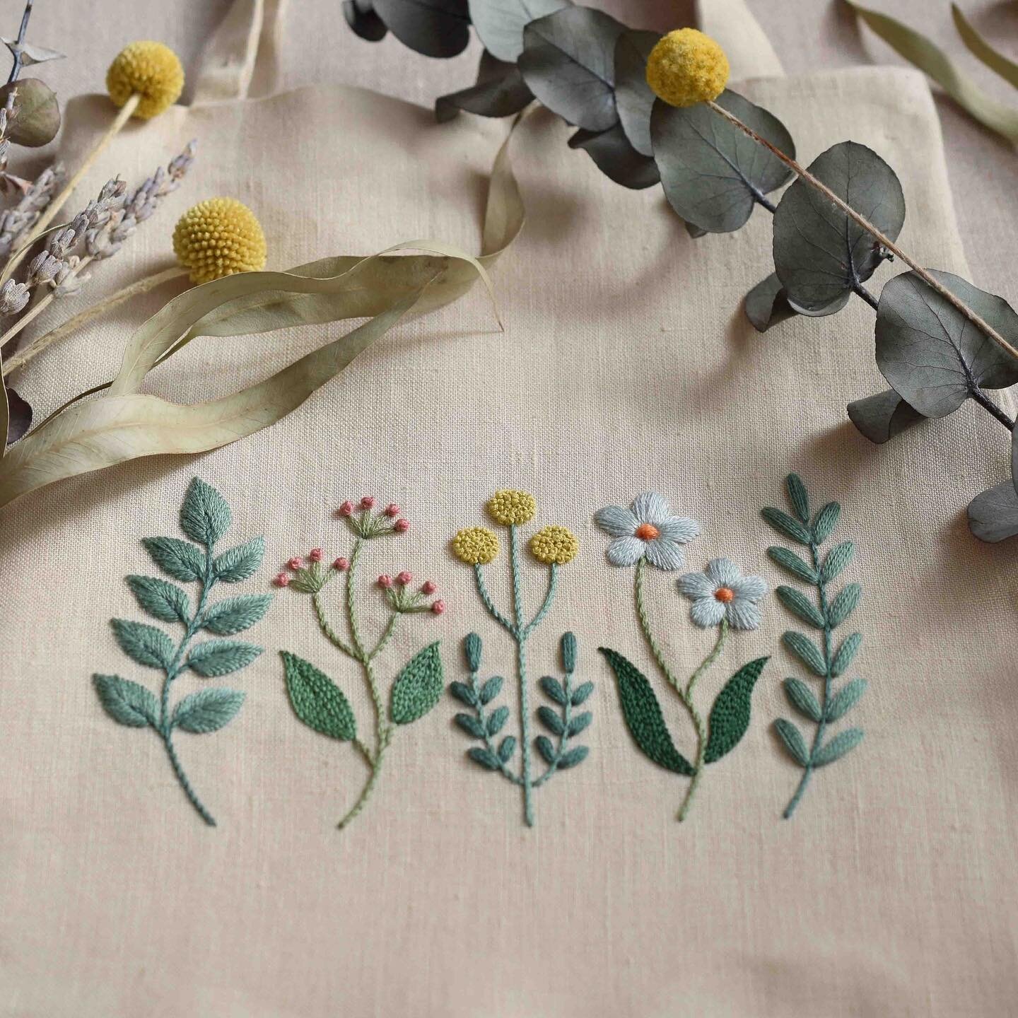 ＼＊草木と小鳥の刺繍＊PDFプレゼント図案／⠀⁠⠀⁠⁠⁠⁠⁠⁠
.⠀⁠⠀⁠⁠⁠⁠⁠⁠
今日はポカポカして気持ちの良いお天気でした☺️⁠♪✨⁠
⁠
草木モチーフのプレゼントPDF図案のご紹介です🌿⁠
⁠
刺しゅうをはじめてみたい！✨と思ったとき、針と布のほかに必要になるのが「図案」とよばれるモチーフの下絵です☺️⁠
⁠
もちろん、絵が得意な方は自分で描けばいいのですが、本屋さんの刺繍コーナーなどに行くと色んな本が置いてありますので、お好みのテイストの本を探すのもワクワクして楽しいと思います📖♪