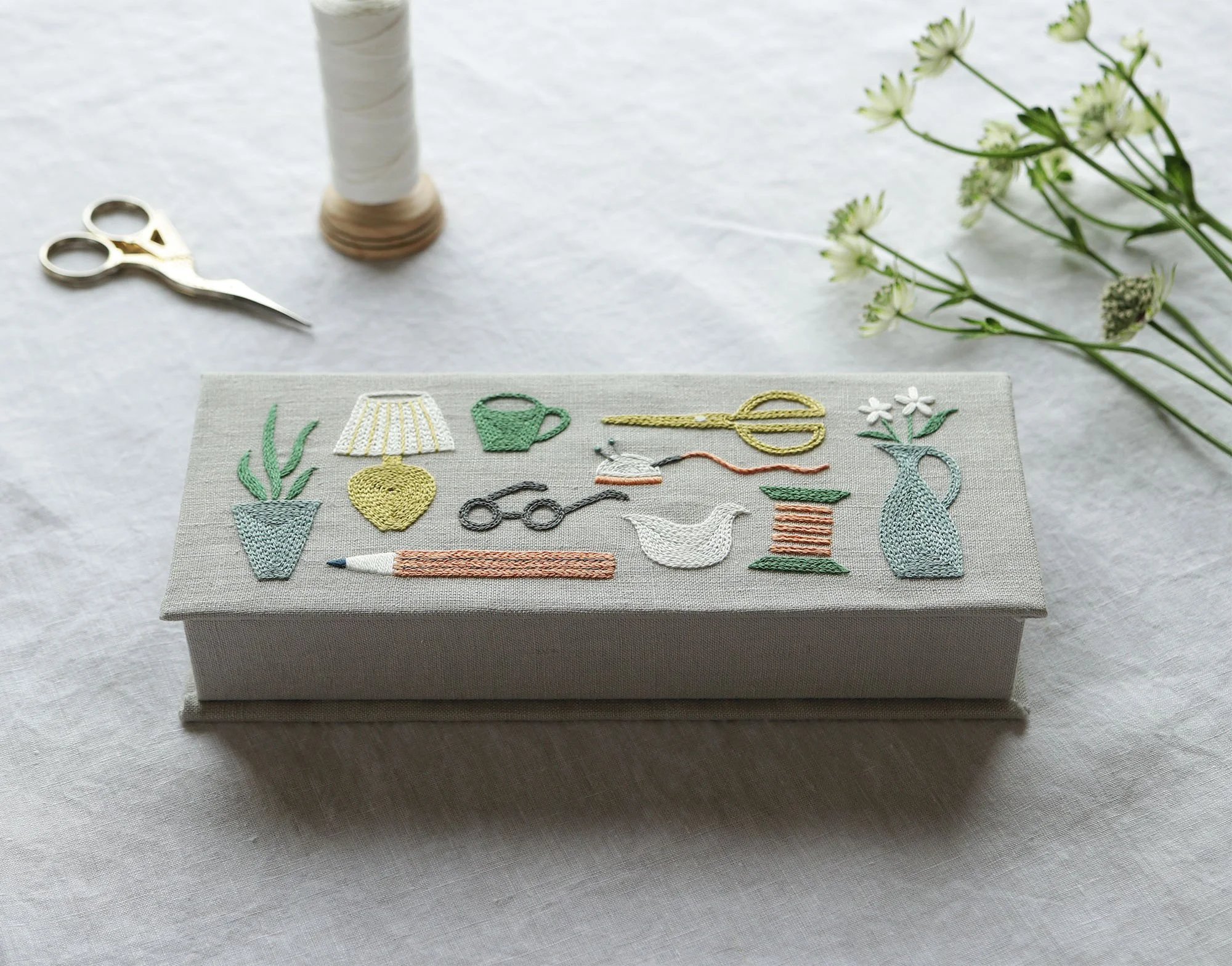 はじめての刺繍の小箱 お裁縫道具のモチーフ