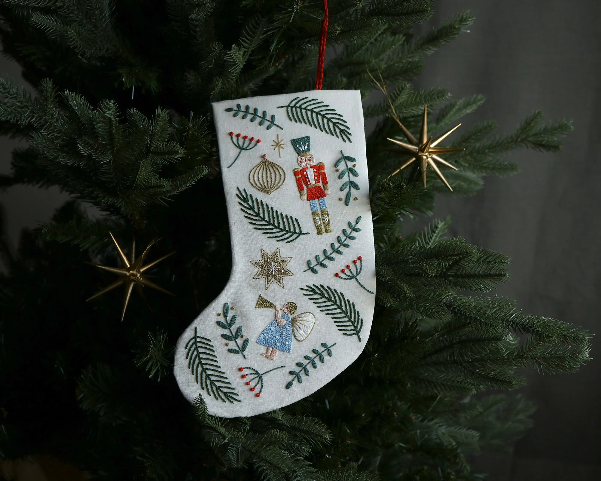 クリスマスの刺繍-伝統モチーフとくつ下づくり-