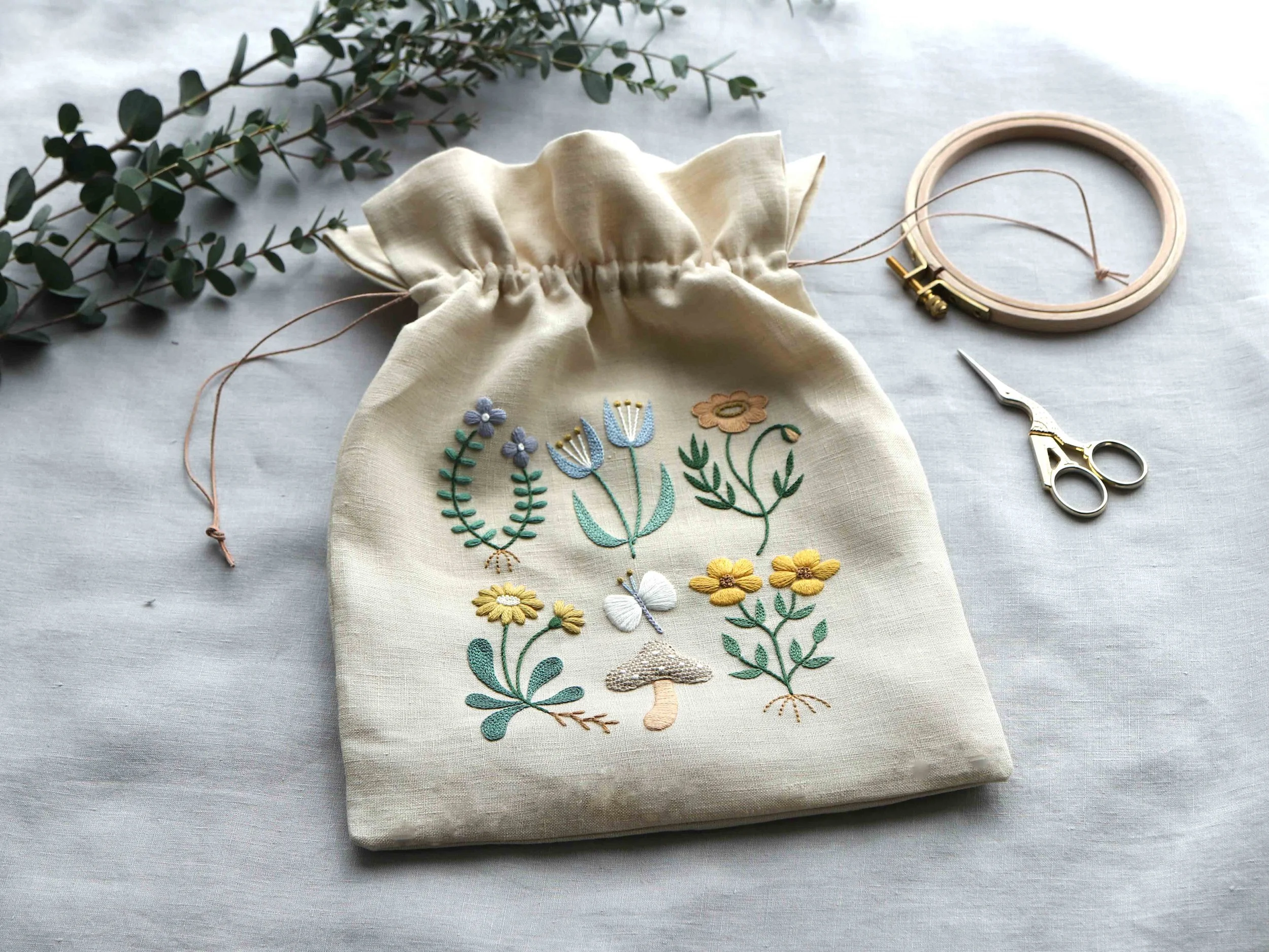 飾り模様と刺繍 ステッチ100  Vol.3 草花の巾着ポーチづくり