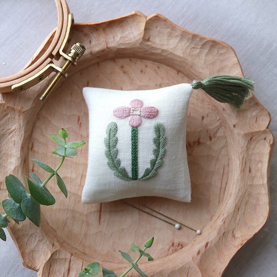 ＼＊new!レッスン準備中✨ワンポイント刺繍🌿ブローチと布こもの🪡＊／⠀⁠
⁠
GW、皆さまいかがお過ごしでしょうか😊教室では新レッスン開始に向けて準備をすすめています🎶⁠
⁠
気軽に参加できると人気の１DAYレッスン⭐️⁠
今回は、小さなモチーフを刺しながらブローチや布こものの仕立てが学べる盛りだくさんの内容となります🪡✨⁠
刺繍初心者の方はもちろん、様々なアレンジ方法もお伝えしながら刺繍好きの方にも満足いただけるようただいま準備中です！⁠
ぜひ楽しみにお待ちください🌿⁠
⁠
//