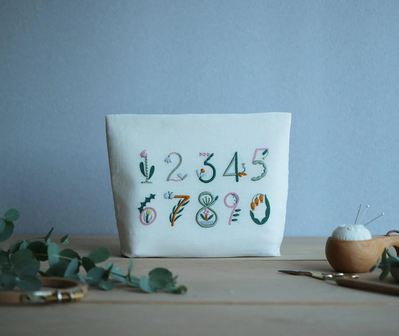 小さな草花と数字の刺繍 はじめてのファスナーポーチづくり