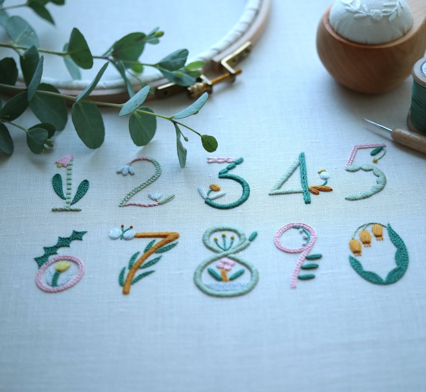 ＼＊小さな草花と数字の刺繍 🌿はじめてのファスナーポーチづくり 🪡✨＊／⠀⁠
⁠
夏に向けて、新しいレッスンの募集を開始しました！⁠
⁠
///小さな草花と数字の刺繍 　はじめてのファスナーポーチづくり///⁠
⁠
小さな草花で彩った数字の刺繍をして、ファスナーポーチに仕立てるレッスンです。⁠
数字をモチーフに、茎や葉に見立てた可憐な草花をあしらいました🌱⁠
⁠
カラフルな色使いを楽しみながら、さまざまなステッチを学ぶことができます。⁠
⁠
ポーチはあらかじめ縫製された状態からスタートする