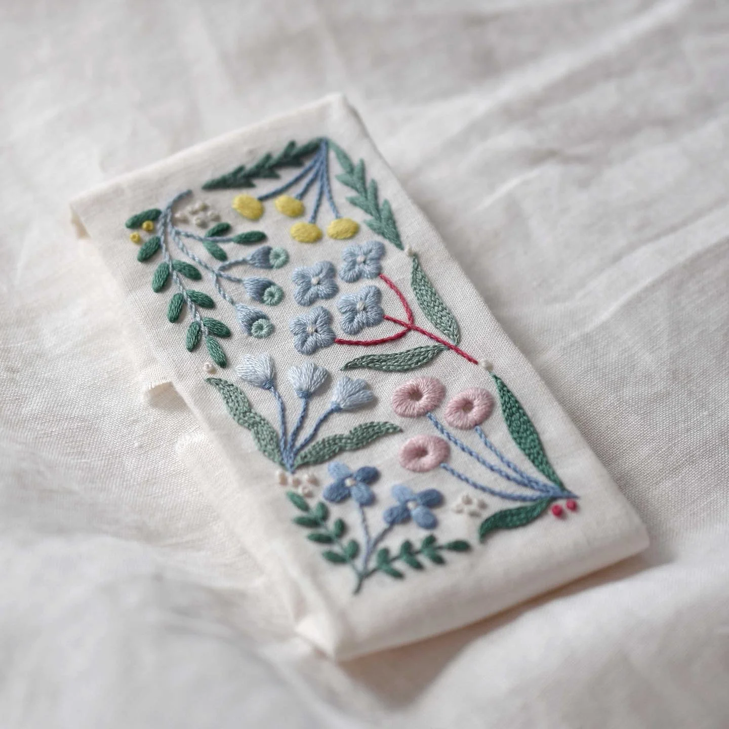 ＼＊初心者からはじめる🌿カットワーク レッスン✂️🪡＊／⠀⁠
⁠
「はじめてのカットワーク 刺繍」レッスン、募集開始しました🪡✨⁠
⁠
カットワークとは、その名のとおり、布をカットして模様をつくる刺繍のこと。⁠
こちらのレッスンでは、カットワークの基本の技法を学びながら小さなシザーケースと基本道具を入れるソーイングケースの２つの作品を作ります⭐️⁠
⁠
いずれも仕立てのやり方をステップごとに説明していくので、安心してすすめられます☺️⁠
初心者の方も、ぜひご参加お待ちしています🎶⁠
⁠
