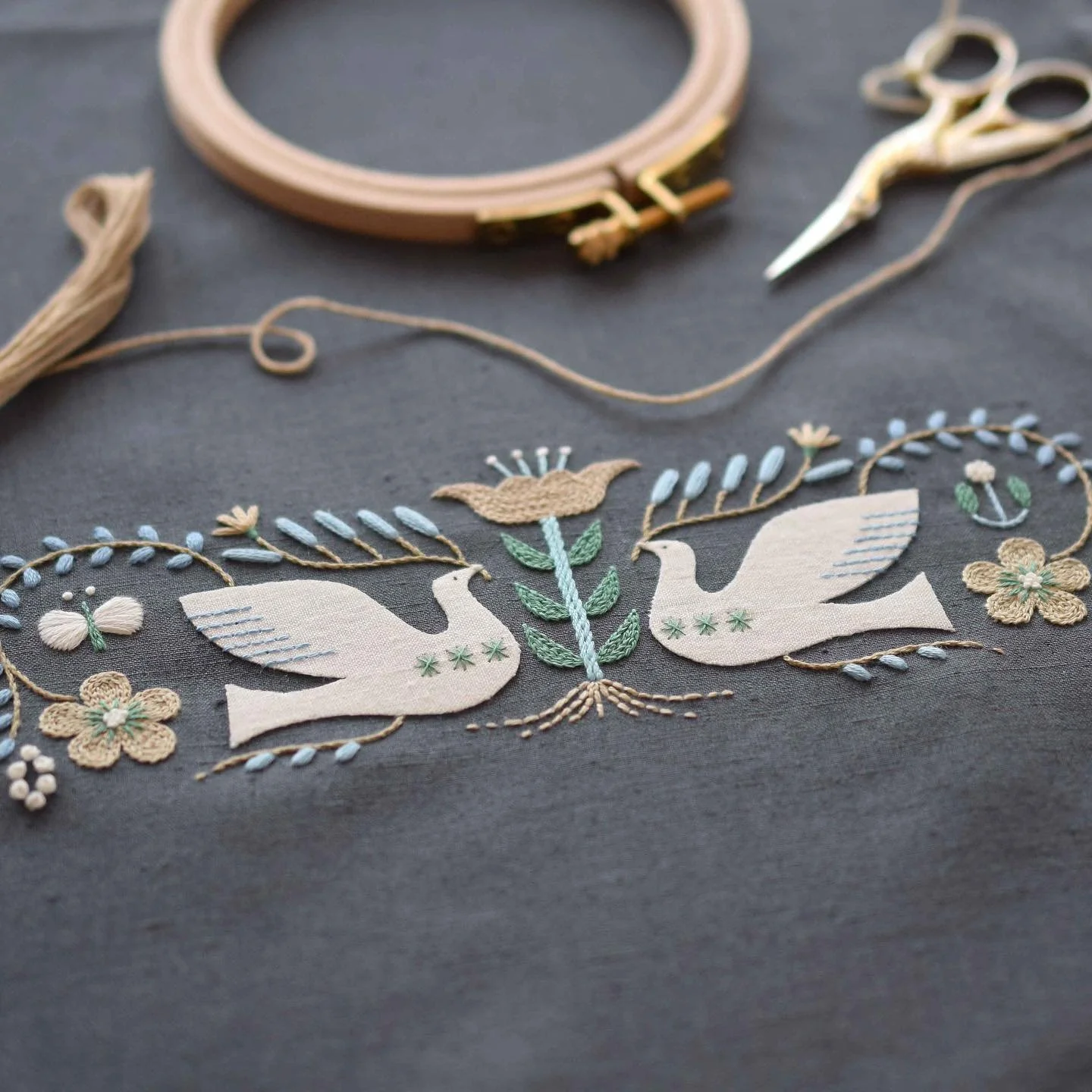 ＼＊はじめての刺繍の小箱〜森と小鳥のペンケース🕊️🌿＊／⠀⁠
⁠
暦の上では秋になりましたが、まだまだ暑い日が続いていますね💦⁠
皆さまいかがお過ごしでしょうか☺️⁠
⁠
本日は、現在募集中のレッスンのご案内です🎵⁠
⁠
&quot;Forest 森と小鳥のペンケース&quot;⁠
⁠
草木の刺繍で基本のステッチを学びながら、⁠
アップリケの刺繍や、リネン生地でつくる貼り箱の仕立て方も学べる盛りだくさんの内容となっています🪡✨⁠
⁠
気になっていたけどまだ受講していなかった〜など、ご希