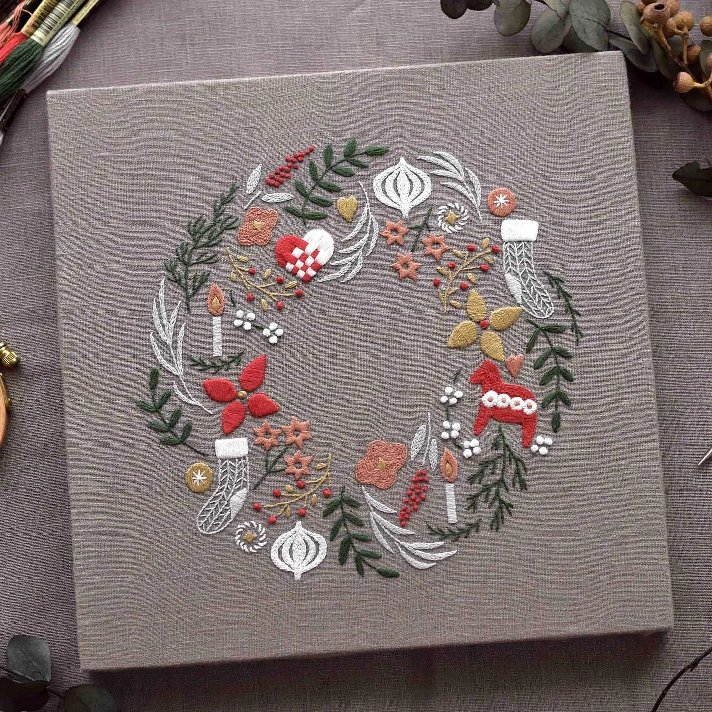 ＼＊初心者からはじめる🎄クリスマスの刺繍 🪡✨＊／⠀⁠
⁠
まだまだ暑いですが、季節は確実に先に進んでいますね。⁠
教室では先日からホリデーシーズンのレッスンの募集が始まりました🎵⁠
⁠
クリスマスをきっかけに手仕事を始めたいという方もいらっしゃって、この時期初めて参加される生徒さんも多いです。⁠
今から始めれば12月まで余裕があるので、おうちでゆっくりすすめられますね。⁠
⁠
様々なモチーフが刺していて楽しいこちらのクリスマスリース🎄⁠
複雑に見えますが、ひとつひとつのステッチはシンプ