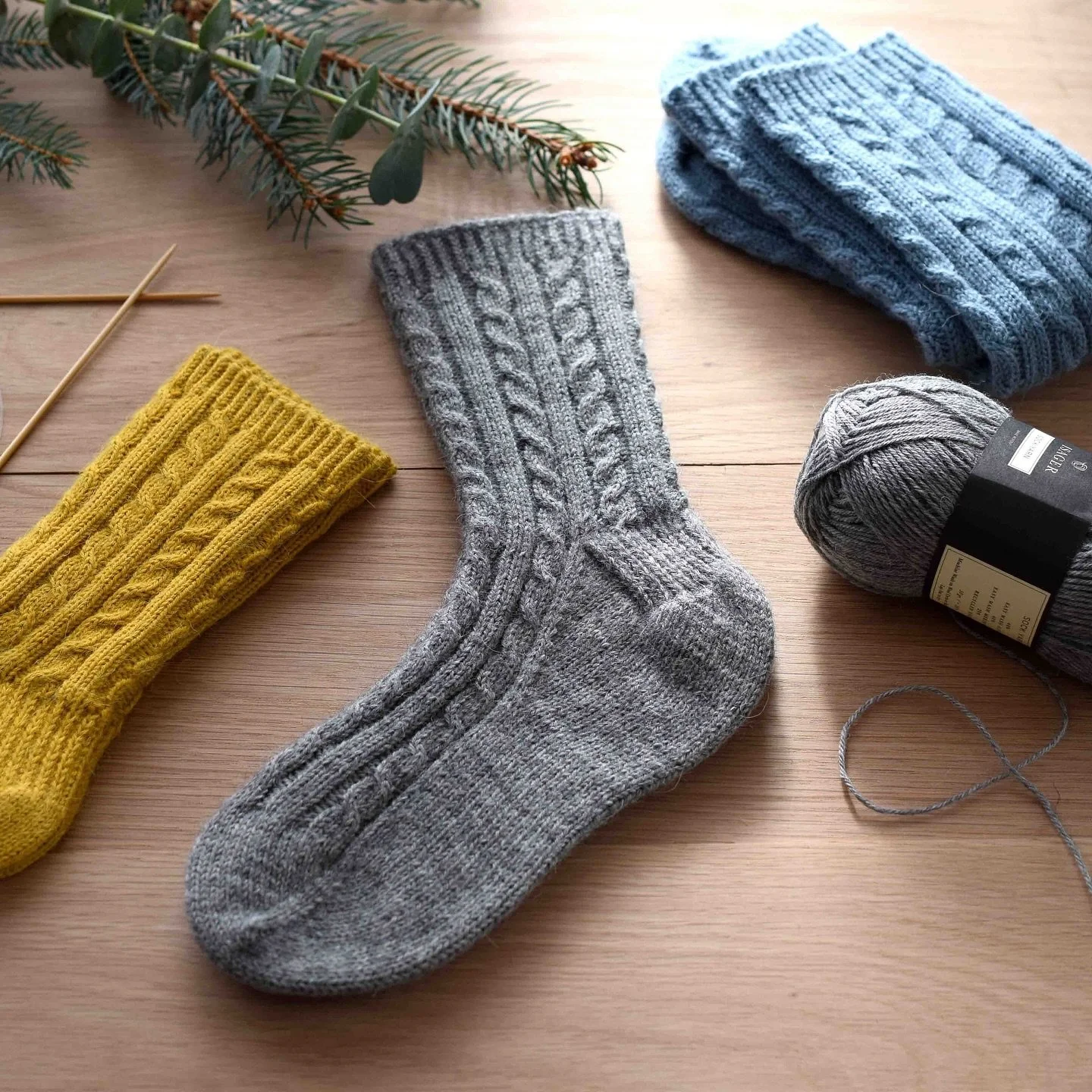 ＼＊秋冬に向けて🍄編み物レッスン🧶✨／⁠　⁠⠀⁠⠀⁠⁠
⁠
⁠９月も半ばになり、朝晩は秋の空気が感じられるようになりましたね🍂⁠
涼しくなると恋しくなるのが編み物の時間。⁠
⁠
教室では、靴下の作り方を一からじっくり学べるレッスンをただいま募集中です✨⁠
⁠
🧶北欧の毛糸と編み物ーケーブル模様の靴下ー⁠
⁠
靴下の作り方を一からじっくり学べるこちらのレッスン。⁠
デンマークIsager社のSock yarn を使用して、履き心地のよい靴下に仕上げます。⁠
ケーブル模様の編み方や、かかとの