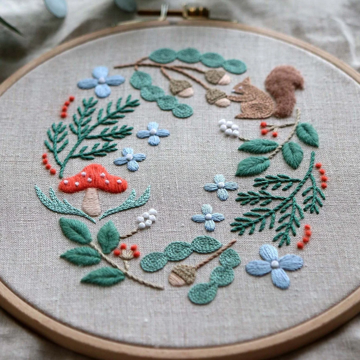 ＼＊秋からはじめる🌿北欧のウール刺繍レッスン🪡＊／⠀⁠⠀⁠
⁠
朝晩ぐっと涼しくなり、ようやく手仕事がはかどる季節がやってきましたね🍂⁠
⁠
11/15スタート！⁠
北欧のウール刺繍入門🪡⁠
ー森の小さなモチーフー🌳⁠
⁠
お仕事をされている方にも人気の土曜日クラス⭐️⁠
開催はありませんか？の声におこたえして、新しいクラスを募集開始しました✨✨⁠
⁠
ウール刺繍糸を使って、小さなファブリックパネルとじゃばらのポーチを作ります。⁠
ウール糸を使った刺繍の基本からゆっくり学べるレッスンで