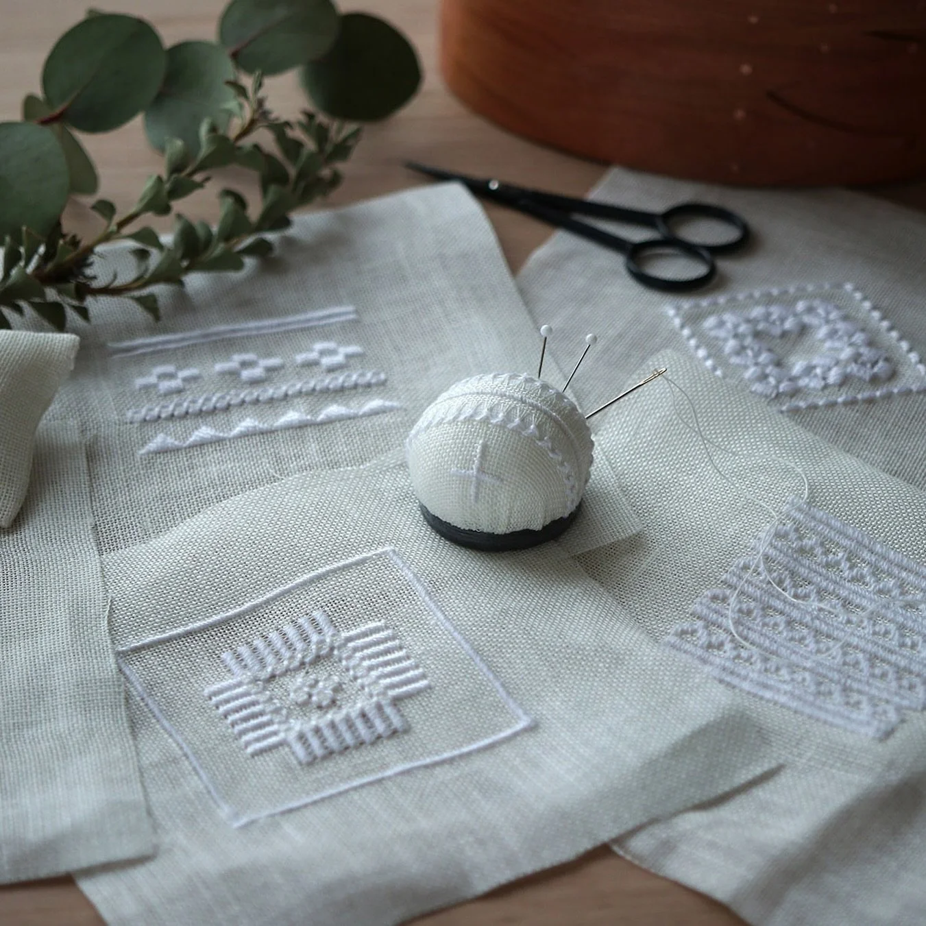 ＼＊白糸刺繍🪡体験レッスン&amp;HEDEBO入門クラス＊／⠀⁠⠀⁠
⁠
繊細で可憐なデザインが魅力的な白糸刺繍✨⁠⁠
⁠
- やってみたいけど難しそう、⁠
- 何から始めていいのか分からない、という声もよくお聞きします😣　⁠
⁠
そんな方のために白糸刺繍の基本を気軽に学べる体験レッスンを開催いたします！⁠⠀⁠⠀⁠⁠
⁠
まずは白糸刺繍に使うリネンの生地と針に慣れてもらうための、初心者さん向けレッスンです☺️🪡⁠
小さな大福サイズの白いピンクッションをつくりながら基本を学べます🪡⁠✨⁠