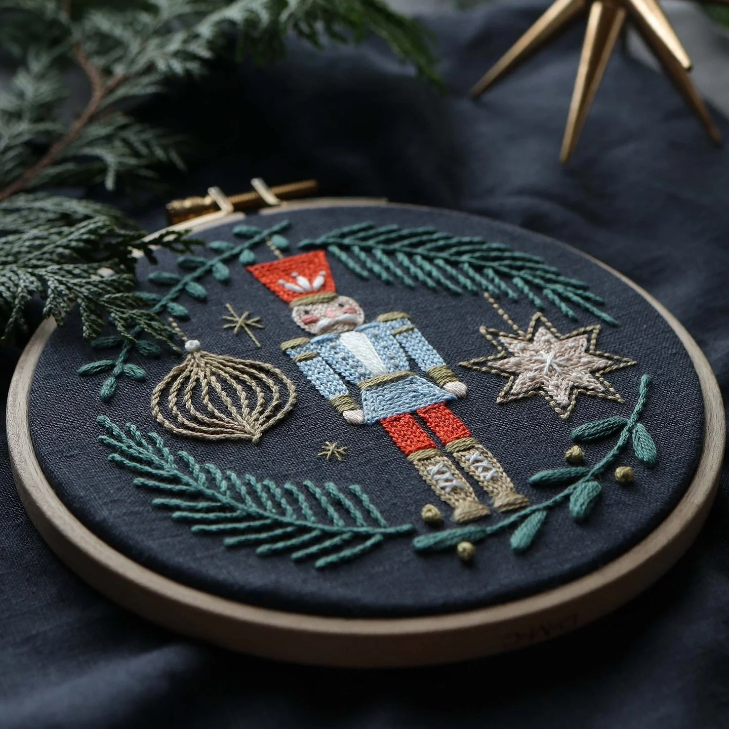 ＼＊秋からはじめるクリスマス刺繍レッスン🪡✨＊／⁠
⁠⁠
昨年より人気の「クリスマスの刺繍-伝統モチーフとくつ下づくり-」レッスン🎄⁠
⁠
今から始めればクリスマスまでに作品が仕上がるのでおすすめです☺️🪡✨⁠
⁠
-10月29日スタート水曜午前クラス⁠🪡⁠
⁠
くるみ割り人形の兵隊さんや、楽器を吹く優しげな天使など👼⁠
絵本から飛び出してきそうなモチーフがちりばめられています⭐️⁠

靴下は白の生地ですが、⁠色違いデザインで、刺繍枠に入れて飾るオーナメントも作れる図案もご用意していま
