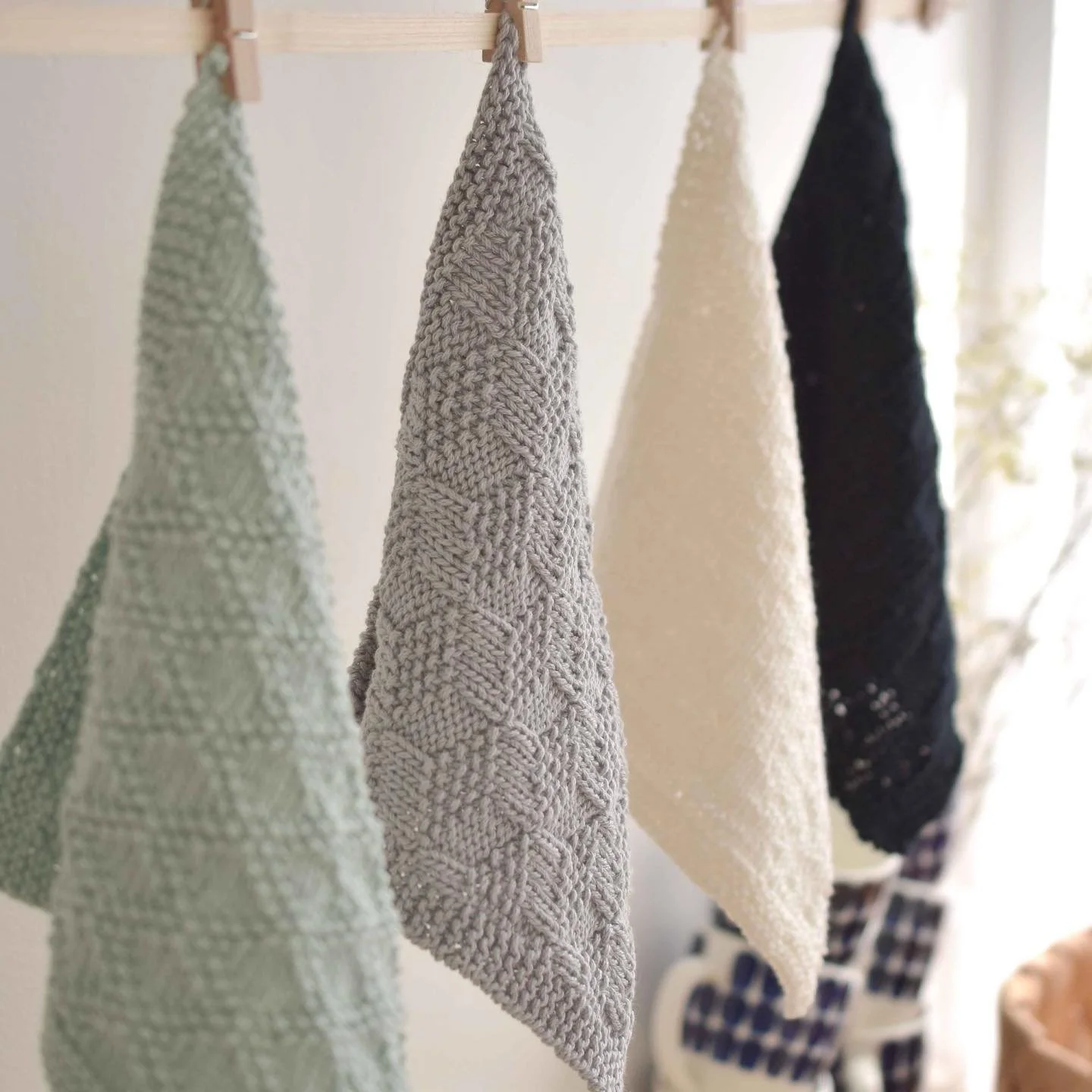 ＼＊編み物レッスン🧶入門&amp;基礎クラス✨＊／⁠
⁠⁠
⁠涼しくなり、いよいよ編み物のシーズンがやってきました🧶⁠
教室では現在、北欧の毛糸と編み物 -入門クラス- と -基礎クラス-を募集しています✨⁠
⁠
入門クラスは、編み物をやってみたいけど何から始めたらいいかわからない・・そんな方のための「超入門」レベルのレッスンです🔰🐣⁠
全6回でサンプラーブックとコットン糸を使った簡単なディッシュクロスつくります✨⁠
編み方はもちろん、毛糸や編み針の種類と選び方、編み物の本の読み方など、