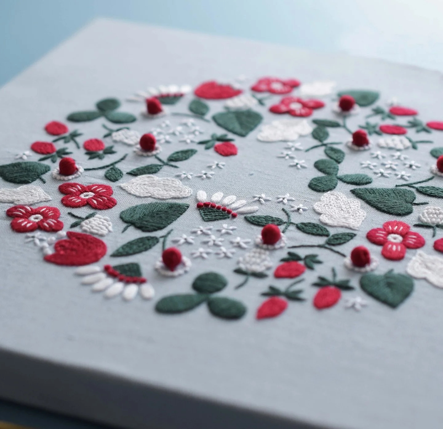 ＼＊北欧刺繍基礎🪡北欧刺繍応用 🪡新クラス募集開始しました ✨＊／⠀⁠
⁠
「北欧刺繍入門」を終えた生徒さんたちから、開講はまだですか？とのお声が多かった⁠「北欧刺繍基礎」と「北欧刺繍応用」クラス😊⁠
いよいよ募集開始しました✨⁠
⁠
北欧刺繍基礎クラスでは新たに６つのステッチを学び、後半ではがま口ポーチを作ります！⁠
北欧刺繍応用クラスでは見本帳に加えて大きいパネルの作品を仕上げます。⁠
⁠
どちらも、入門クラスで仕上げた刺繍見本帳にページを追加するかたちで、さらに充実した内容となってい