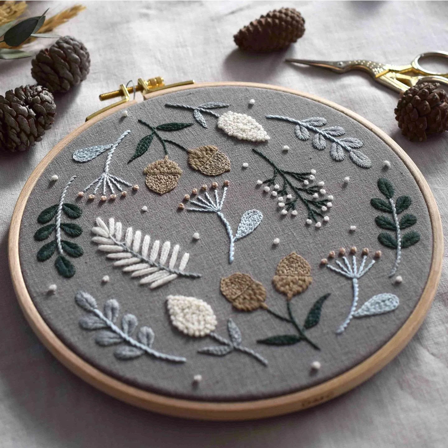 ＼＊ウール刺繍キット&amp;レッスン 🪡✨＊／⠀⁠
⁠
今日から11月🍂⁠
秋も一段と深まり、肌寒さを感じる季節になりました。⁠
こんな季節にぴったりの、ウール糸を使った刺繍をはじめてみませんか🐏⁠
⁠
基本を学びながら、ウール刺繍糸の扱い方もマスターできるウール刺繍キット⭐️⁠
デンマークから届いたウール刺繍糸を使って、小さな森のモチーフたちを刺繍します🌳⁠
⁠
図案が印刷されたリネン生地をご用意しているので、届いてすぐに刺し始められるのも嬉しいポイントです😊⁠
⁠
⁠
また、教室