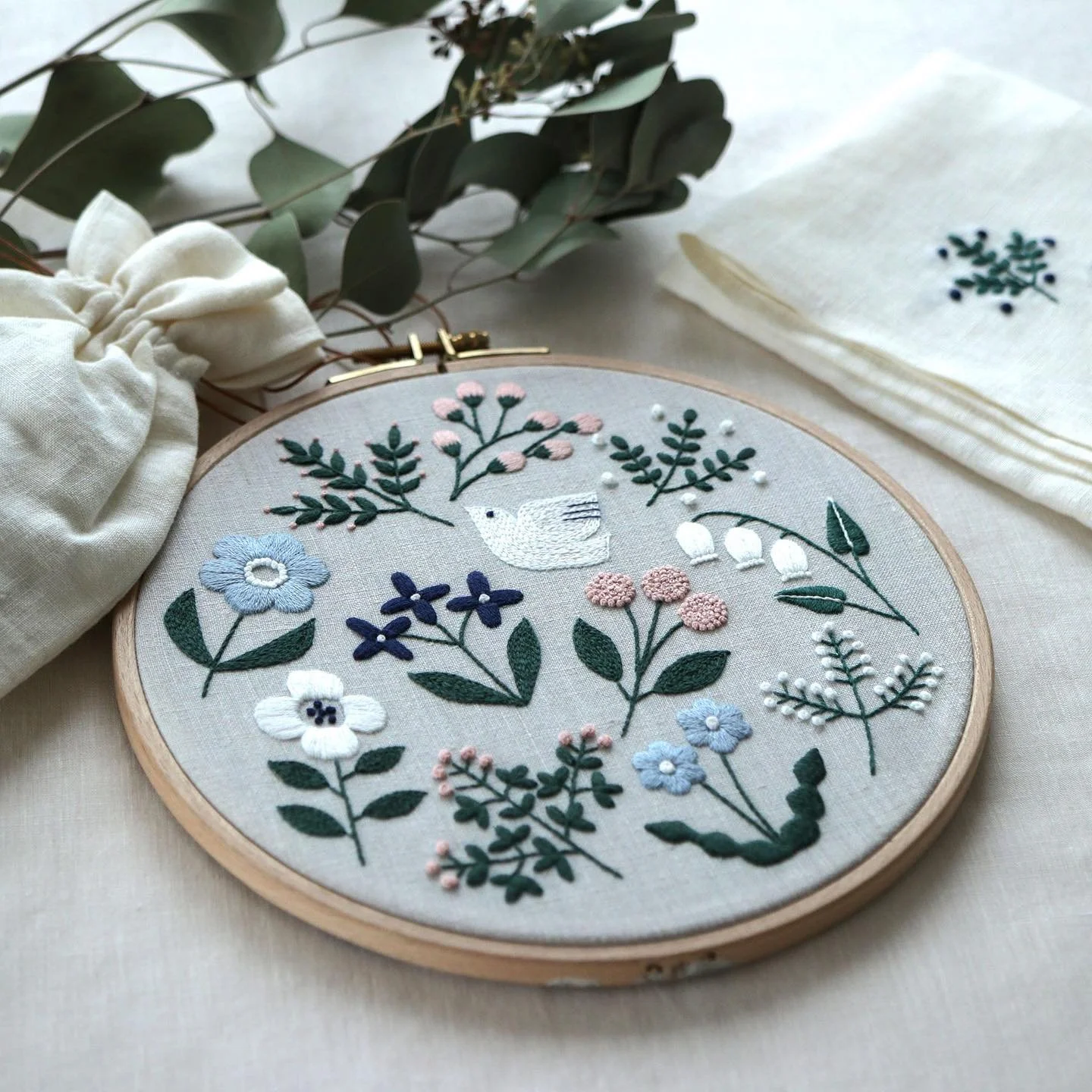 ＼＊草花モチーフのワンポイント刺繍レッスン 🪡✨＊／⠀⁠
⁠
本格的に冬に近づき、室内で手を動かすのが楽しい季節になりました🍂⁠
⁠
手持ちのハンカチやポーチに、ちょっとしたモチーフを刺してオリジナルの作品に仕立てたくなることはありませんか？⁠
⁠
こちらの１DAYレッスンでは、バリエーション豊かな草花や鳥などのワンポイントの図案を学べます。１つでも、2、3個組み合わせても、アレンジ次第でデザインは無限大に✨⁠
⁠
刺繍の本を買ってみたけど、いまいち思い通りに仕上がらなかった。。裏の糸始末と