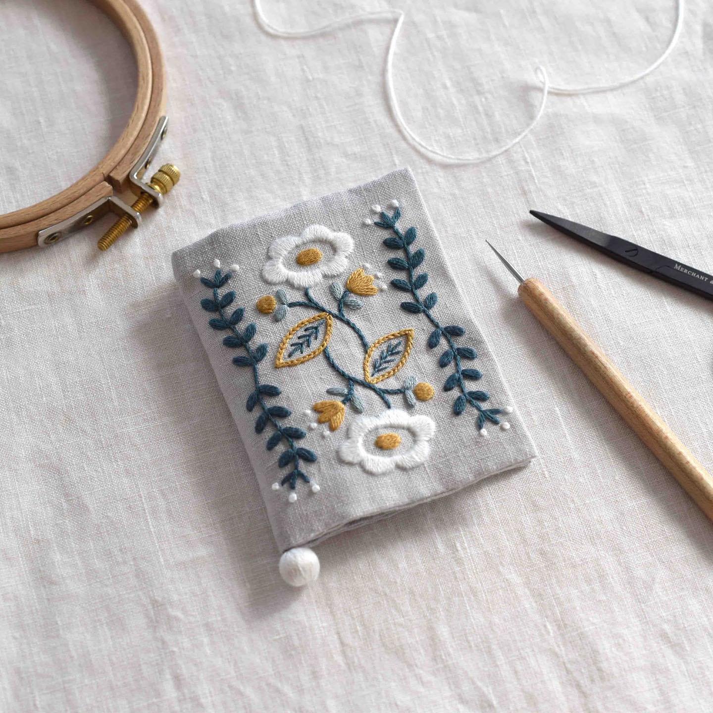 ＼＊初心者からはじめる 🌿北欧刺繍入門&amp;HEDEBO入門クラス＊／⠀⁠
⁠
あたたかいお部屋で手を動かすのが楽しい季節。⁠
てしごとのぬくもりを感じられる刺繍を、はじめてみませんか。⁠
⁠
/// 北欧刺繍入門 ///⁠
入門クラスではサンプラーを刺しながら、刺繍糸や針の扱い方など基礎から丁寧に学びます。⁠
レッスン後半では、可憐なお花模様がかわいいニードルブック作りにも挑戦🪡⁠
教室でも受講される方が多い、人気のレッスンです✨⁠
⁠
⁠
/// HEDEBO入門クラス ///⁠
繊