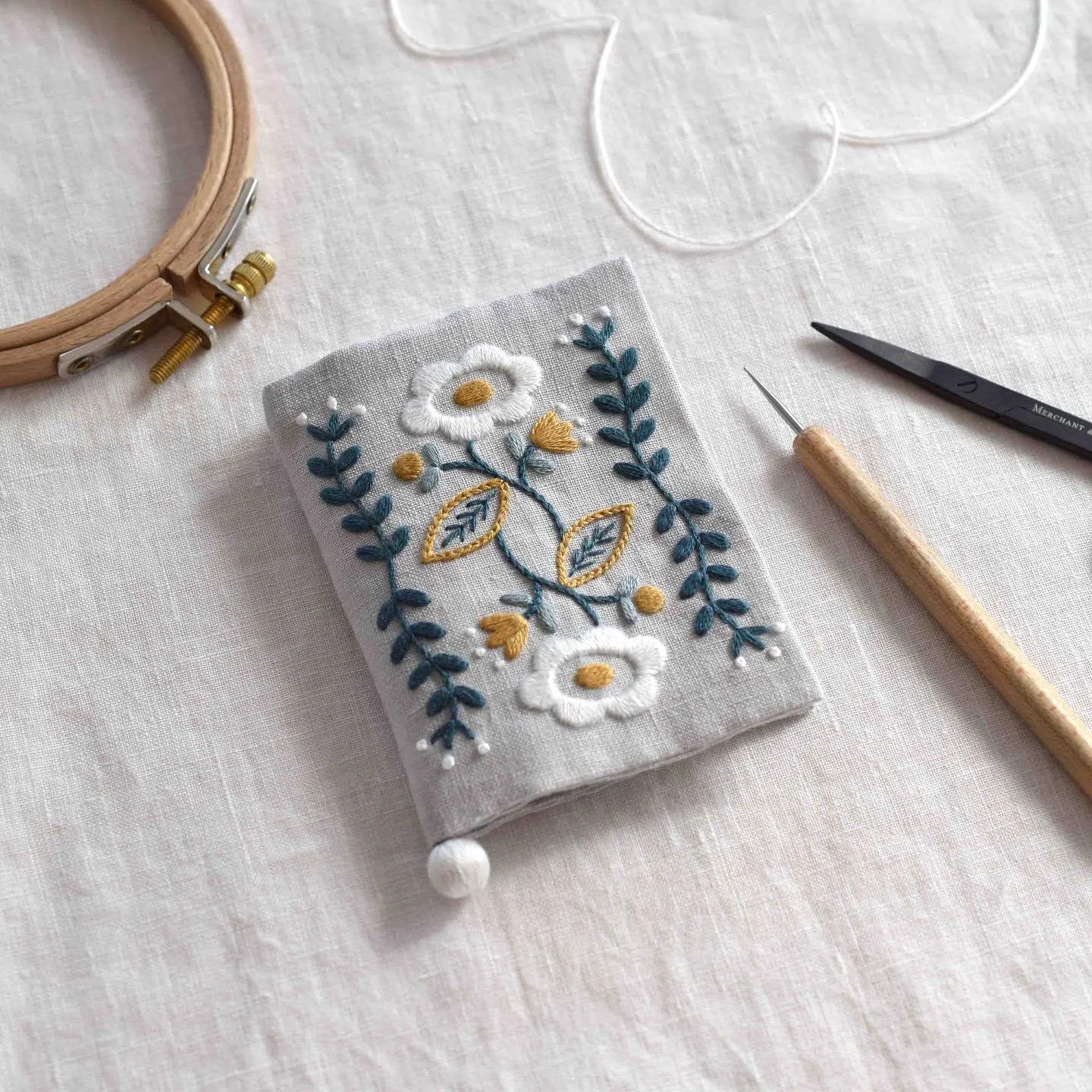 ＼＊初心者からはじめる 🌿北欧刺繍入門&amp;HEDEBO入門クラス＊／⠀⁠
⁠
あたたかいお部屋で手を動かすのが楽しい季節。⁠
てしごとのぬくもりを感じられる刺繍を、はじめてみませんか。⁠
⁠
/// 北欧刺繍入門 ///⁠
入門クラスではサンプラーを刺しながら、刺繍糸や針の扱い方など基礎から丁寧に学びます。⁠
レッスン後半では、可憐なお花模様がかわいいニードルブック作りにも挑戦🪡⁠
教室でも受講される方が多い、人気のレッスンです✨⁠
⁠
⁠
/// HEDEBO入門クラス ///⁠
繊