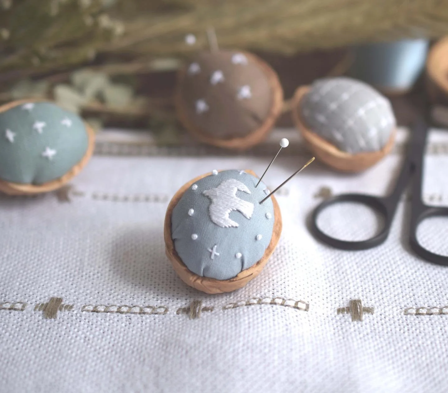 ＼＊🌿はじめての刺繍 体験レッスン🕊️＊／⠀⁠
⁠
前から刺繍をやってみたいと思っていたけれど、レッスンに通うのは初めて、、⁠
続けられるかわからないけど、まずは短い時間でやってみたい、、⁠
そんな方におすすめの刺繍の体験レッスン🪡⁠
おひとり一台、くるみのピンクッションを作ります🎶⁠
⁠
針を持つのは小学校の家庭科の授業以来、、という方も大丈夫！⁠
毎回初心者の方がたくさんいらっしゃいます。⁠
図案の写し方、糸の扱い方、針への通し方など一からお伝えするので安心してご参加ください☺️⁠
