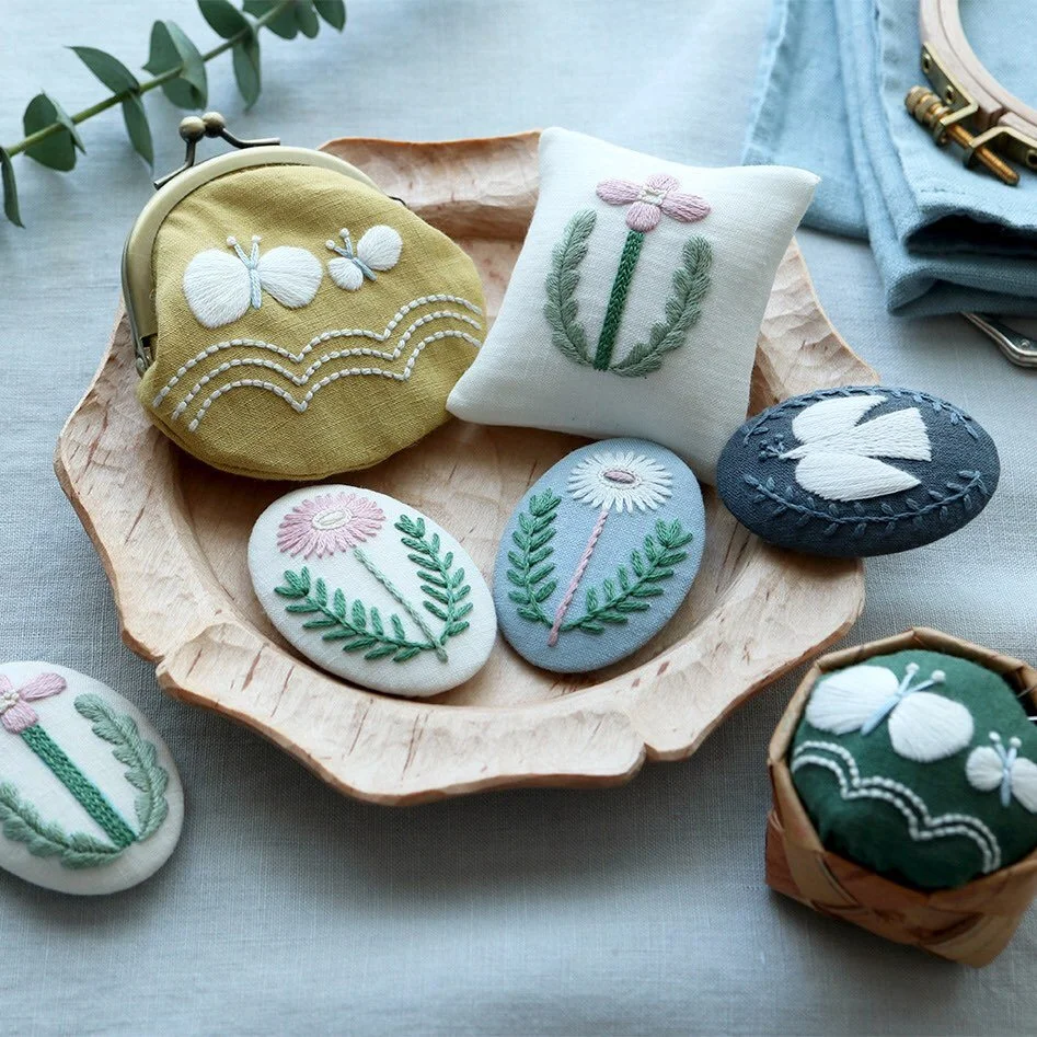 ＼＊初心者からはじめる🪡-ワンポイント刺繍1DAYレッスン-＊／⠀⁠
⁠
教室では、気軽に刺繍をはじめていただける 1DAYレッスン を開催しています🪡✨⁠
⁠
ブローチと小さな布こもの- ワンポイント刺繍1DAYレッスン -では、⁠
はじめての方でも楽しめるブローチや布こものづくりを体験いただけます🌷⁠
基本のステッチはもちろん、図案や配色のアレンジ方法まで丁寧にお伝えします。⁠
レッスン後もお使いいただける素材がたっぷり入った教材付きです😊⁠
⁠
/// 1/17(土)午後クラス募集