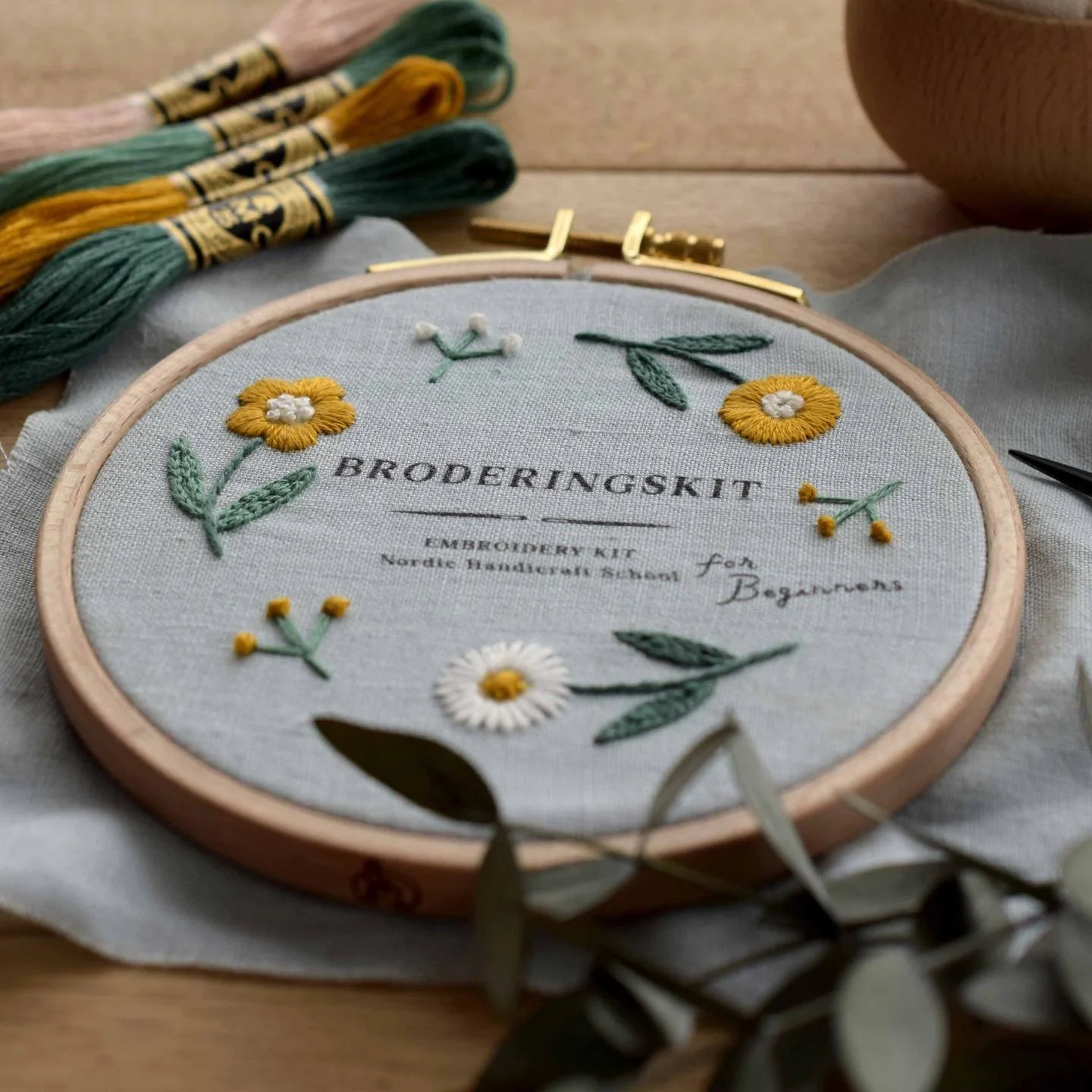 ＼＊初心者向け🌱草花の刺繍キット🪡＊／⠀⁠⠀⁠
⁠
先日のNHK番組放映後、全国よりご注文が相次いでいる「草花の刺繍スタートキット」☺️✨⁠今週も教室からたくさんの商品を発送させていただきました🙏⁠
⁠
葉っぱやお花のモチーフを組み合わせたこちらのキットは、初めて刺繍を始めたい方にぴったり⭐️⁠
刺繍枠と針がセットになったお道具付きのタイプを選べば、届いたその日から始められます☺️⁠
⁠
自然のモチーフを一針ずつ刺しながら、季節の移ろいを感じる作品づくりを始めてみませんか？🌿⁠
⁠
▼詳