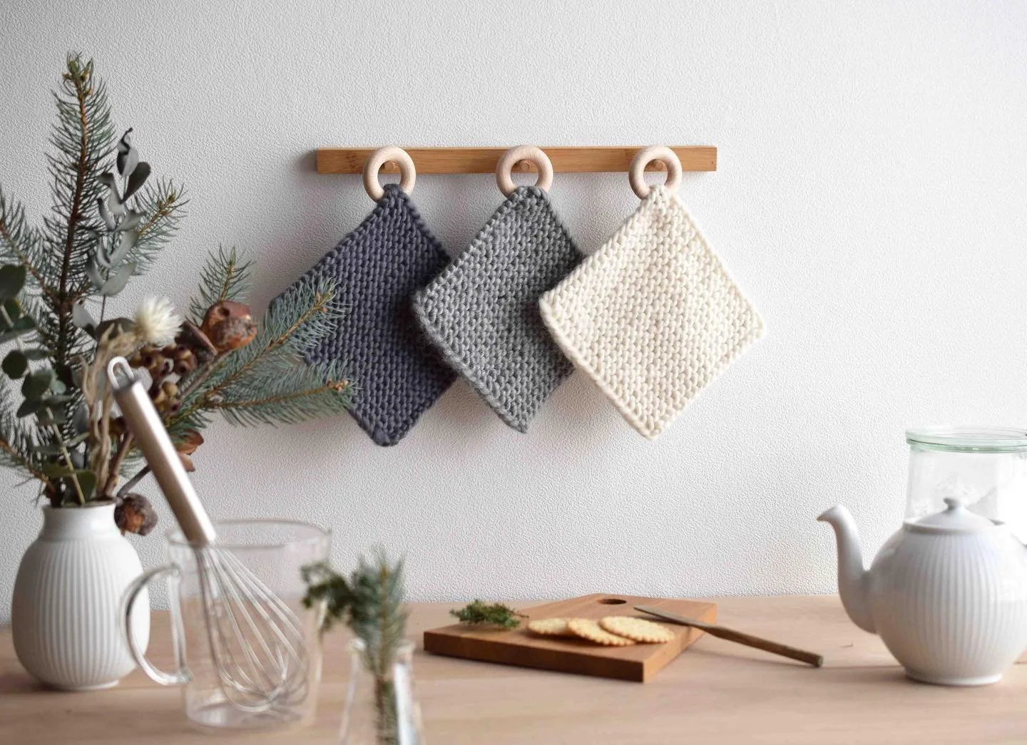 ＼＊編み物レッスン🧶体験&amp;入門&amp;基礎クラス✨＊／⁠
⁠⁠
⁠寒い季節、お家の中でゆっくりと編み物を楽しんでみませんか？🧶⁠
教室では現在、体験レッスン・入門クラス・基礎クラスを募集中です✨⁠
⁠
体験レッスンは、はじめて針を持つ方にぴったりのレッスン✨⁠
ふっくらあたたかな ポットホルダー をつくります🫖⁠
⁠
2/5（木）クラスを募集中です✨⁠
⁠
入門クラスは、編み物をこれからはじめるのにぴったりな「超入門」レベルのレッスン🔰🐣⁠
全6回でサンプラーブックとコットン