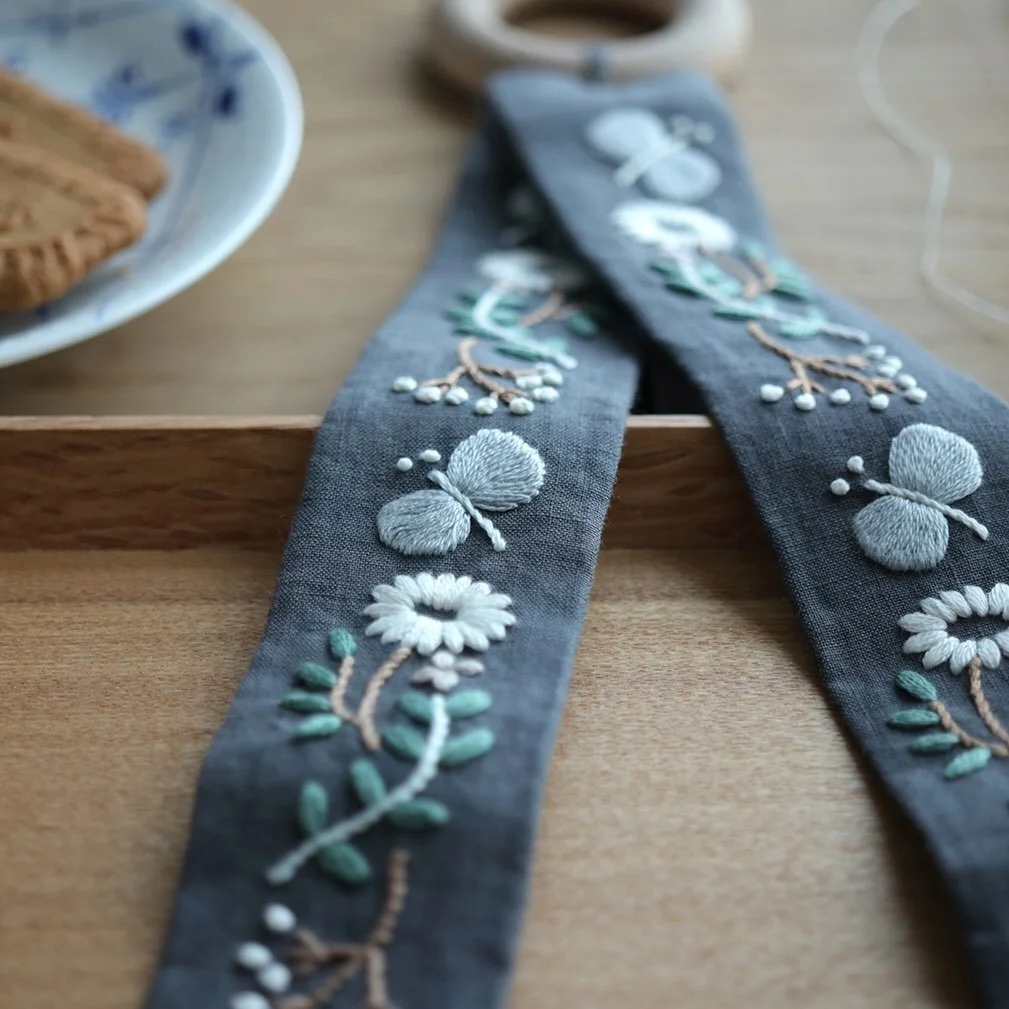 ＼＊飾り模様の刺繍 ステッチ100🌿Vol.1 草花のトレーハンガー🪡＊／⠀⁠
⁠
教室では、100種類のステッチを学べるシリーズを開講中です🪡✨⁠
⁠
久しぶりの開講となる「Vol.1」では、⁠
約30種類のステッチをサンプラーブックにまとめながら、⁠
ステッチの応用作品として草花のトレーハンガーを制作します🌱⁠
⁠
見本帳を作りながら、一つひとつ丁寧に進めていくレッスンなので、⁠
刺繍がはじめての方にもおすすめです。⁠
基礎を大切にしながら、刺繍が自然と身についていきます🎵⁠
⁠
