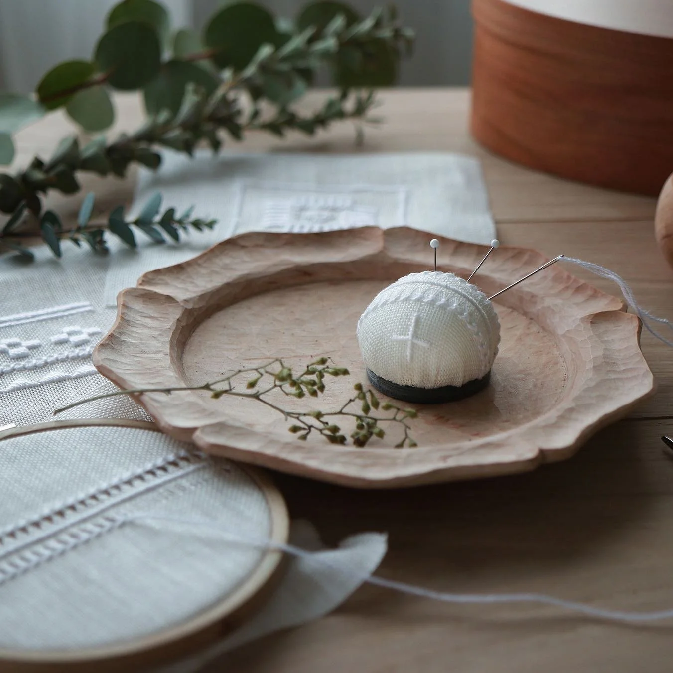 ＼＊はじめての白糸刺繍🌿体験レッスン🪡＊／⠀⁠
⁠
寒さが一段と厳しくなってまいりましたが、いかがお過ごしでしょうか。⁠
こちらの1DAYレッスンでは、白糸刺繍の基本を一から手軽に学ぶことができます✨⁠
⁠
可憐で繊細な魅力の白糸刺繍🪡⁠
「やってみたいけれど難しそう」「何から始めていいのかわからない」⁠
そんな方に向けて、白糸刺繍の基本を気軽に学べる体験レッスンをご用意しました😊⁠
小さなピンクッションを作りながら、基礎となるステッチやコツを丁寧に解説します🪡✨⁠
⁠
現在、1/26