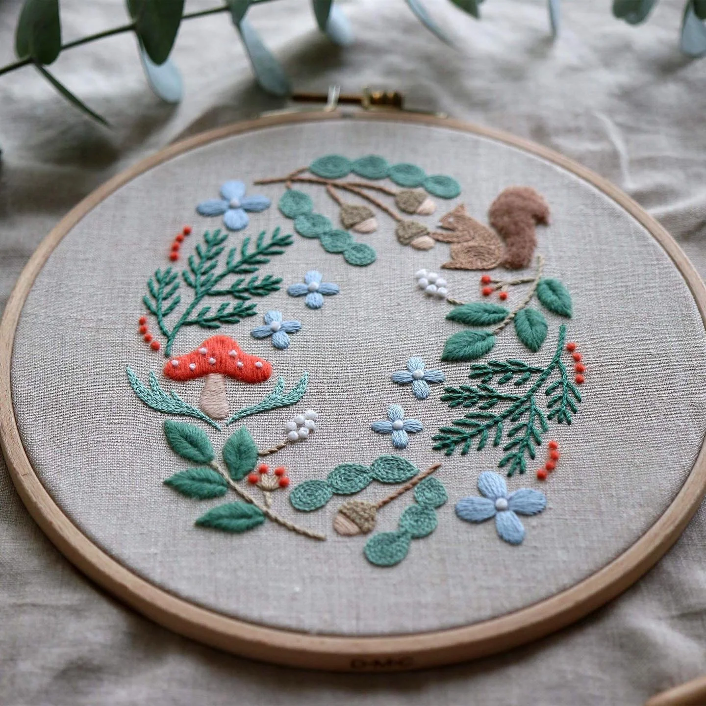 ⁠
＼＊北欧のウール刺繍入門✨森の小さなモチーフ🌳＊／⠀⁠
⁠
冬の寒い日が続くこの頃ですが、そんな季節こそ、お家の中で楽しめる刺繍をはじめてみませんか🪡✨⁠
⁠
教室では、ウール刺繍糸を使って小さなファブリックパネルとじゃばらのポーチを作るレッスンを開催しています。⁠
ウール糸を使った刺繍の基本から、ゆっくり丁寧に学べる内容です☺️⁠
ウール刺繍ならではの立体感やぬくもりを味わいながら、作品づくりを楽しめます🪡⁠
⁠
仕立て方までしっかりレクチャーしますので、ウール刺繍を一から学んでみた