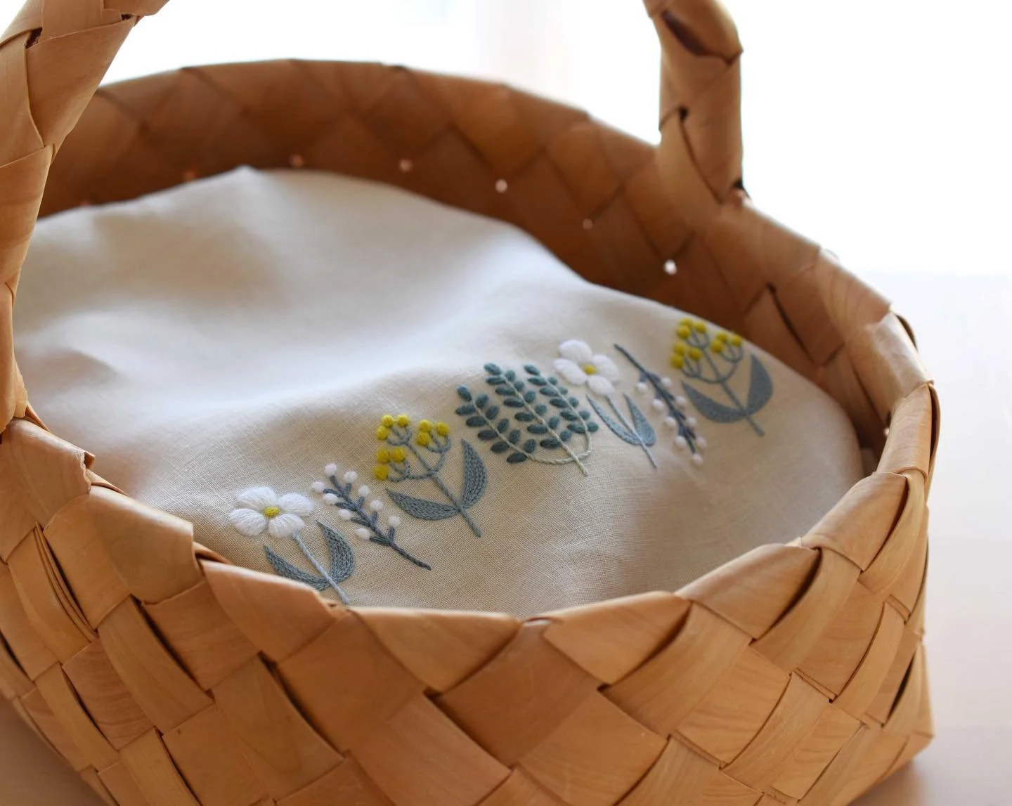 ＼＊はじめてのウール刺繍🪡✨植物模様のステッチ＊／⁠
⁠
寒さがいっそう深まるこの頃、今の季節にぴったりな、あたたかな雰囲気のウール刺繍レッスンを開催しています🪡✨⁠
⁠
モコモコした質感がとっても可愛いウール刺繍🐏🎶⁠
⁠
ウール糸の使い方をマスターすれば、刺繍の世界がさらに豊かに広がるはず☺️⁠
葉っぱや木の実のモチーフを刺しながら、ゆっくりと学んでいただけます🪡✨⁠
⁠
刺繍初心者さんも大歓迎😊⁠
全３回のレッスンを通して、ウール糸の優しい色合いや質感を楽しみながら、がま口の仕