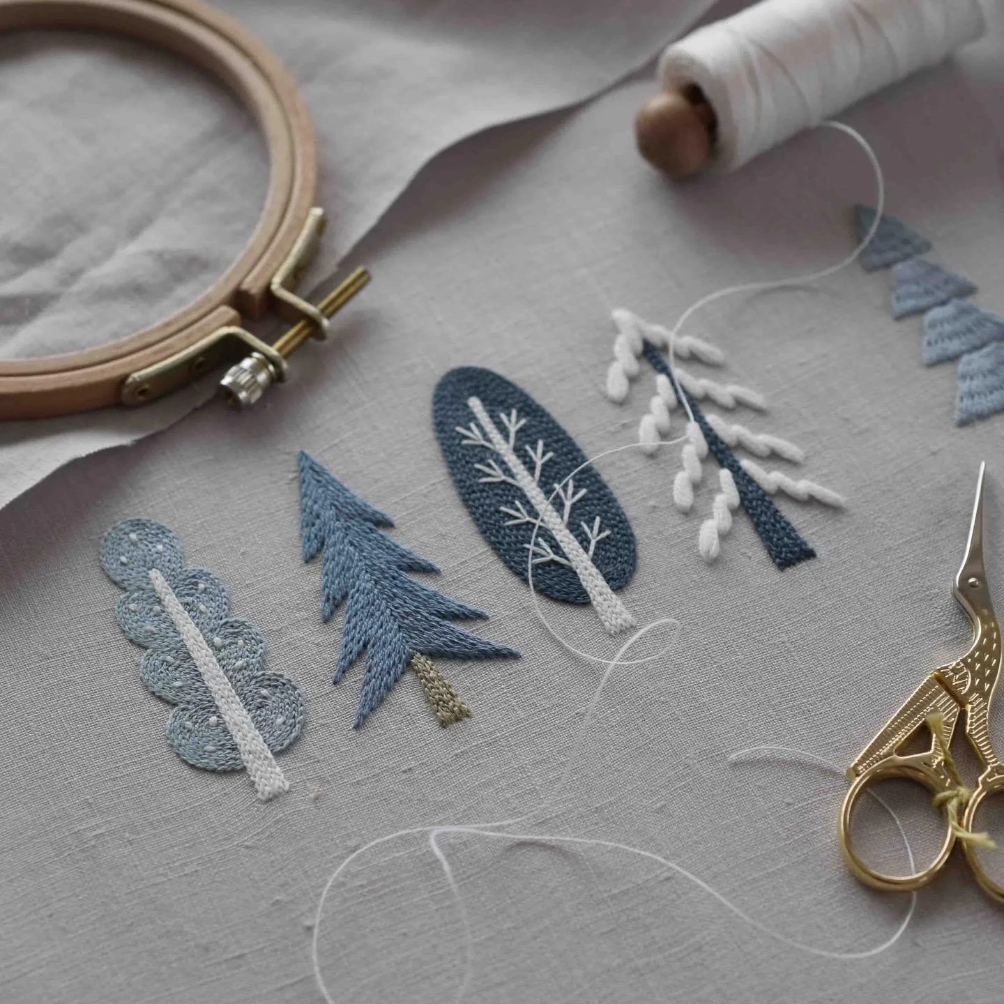 ＼＊FOREST木々の刺繍 🌿北欧の森のブックカバーレッスン 🪡✨＊／⠀⁠
⁠
刺繍を綺麗に刺すちょっとしたコツを学びながら、お気に入りのブックカバーを作るこちらのレッスン🪡⁠
基本のステッチで、さまざまなかたちの木を刺していきます。⁠
ミシンいらずで、簡単にA5サイズのブックカバーをつくる仕立ても学べます 📗⁠
⁠
教室で作り方を学んだ後は、生地や刺繍糸の色を変えて、オリジナルの作品を作るのも楽しそうです✨⁠
⁠
忙しい方も気軽に参加していただける全3回レッスンです🪡⁠
前から気にな