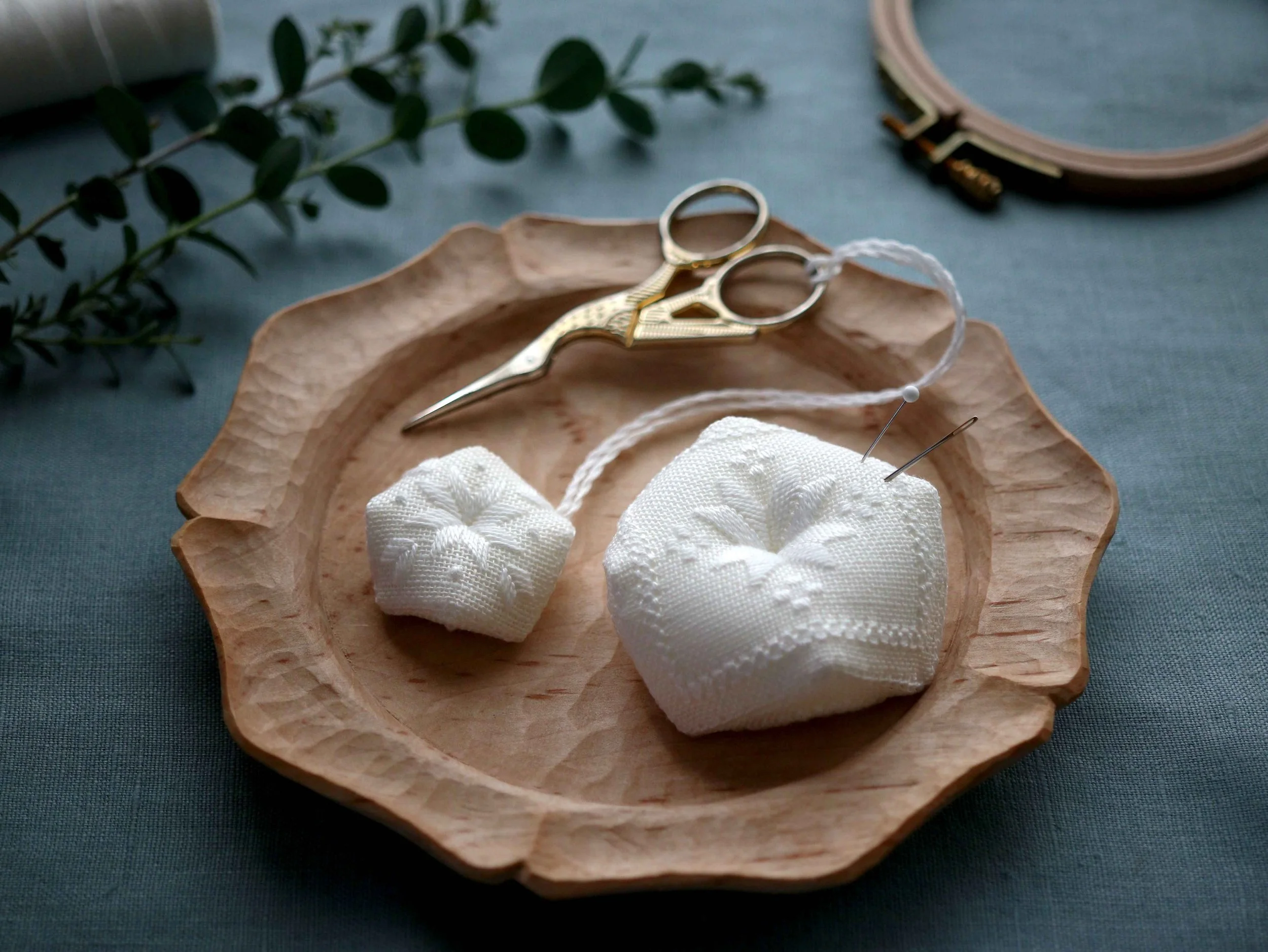 はじめての白糸刺繍 ー ピンクッションとシザーキーパー ー