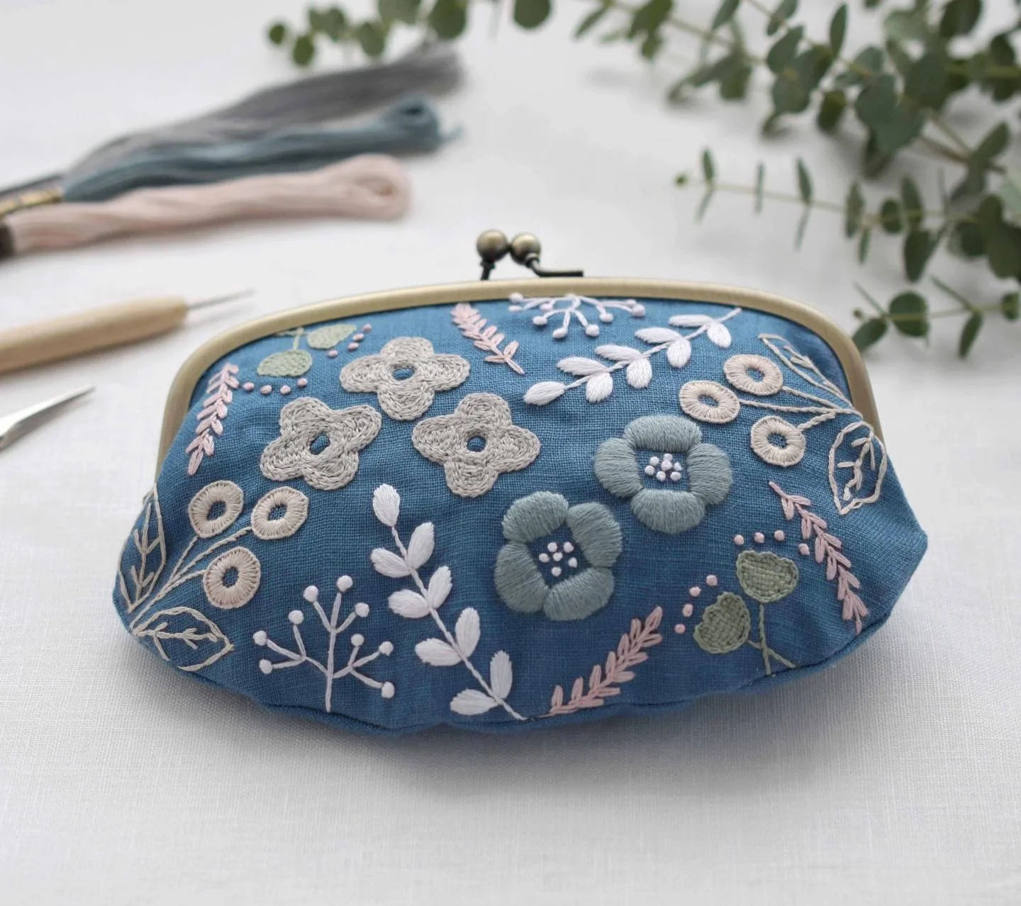 ＼＊北欧刺繍基礎&amp;北欧刺繍入門🪡＊／⁠
⁠
「北欧刺繍入門」🌱&rarr;「北欧刺繍基礎」🌿&rarr;「北欧刺繍応用」🌸⁠
と、少しずつステップアップしていける北欧刺繍のシリーズ🪡⁠
⁠
教室では現在「北欧刺繍入門」と「北欧刺繍基礎」クラスを募集中です☺️⁠
⁠
基礎クラスでは、６つのステッチを学び、後半で がま口ポーチを作ります👛⁠
北欧のかわいい模様を刺しながら、刺繍をより一層楽しむテクニックを身につけたい方におすすめです🌿✨⁠
⁠
現在、2/20(金)開始の北欧刺繍