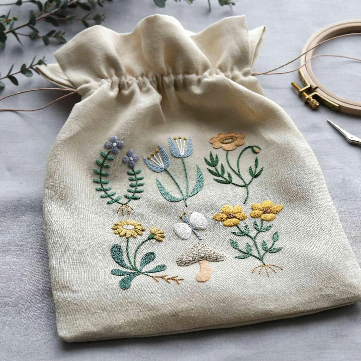 ＼＊初心者からはじめる 🌿草花の刺繍レッスン 🪡＊／⠀⁠
⁠
⁠
飾り模様の刺繍　ステッチ100🪡⁠
Vol.3　草花の巾着ポーチづくり⁠
⁠
⁠
春の柔らかな日差しが差し込む季節となりました🌱⁠
皆さまいかがお過ごしでしょうか☺️⁠
本日は、新しい季節に始めたくなる草花の刺繍レッスンのご紹介です🌸⁠
⁠
100種類ものステッチを体系的に学べるステッチ100シリーズ🪡⁠
こちらのvol.3は新たにフェザーステッチやヘリンボーンステッチなどをサンプラーブックにまとめながら、⁠
春の森を