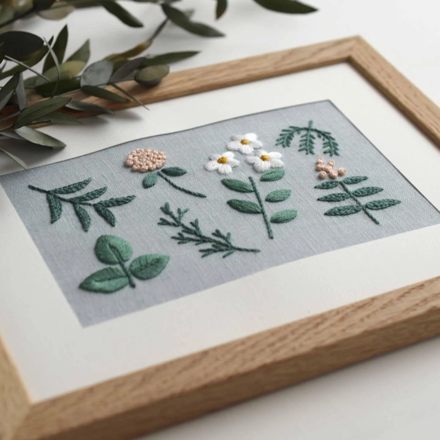 ＼＊初心者向け🌱草花の刺繍キット🪡＊／⠀⁠⠀⁠
⁠
北欧てしごと教室では、自然をテーマにしたさまざまな刺繍キットをご用意しています☺️✨⁠ ⁠
⁠
⁠
/// 草花の刺繍スタートキット ///⁠
小さな壁飾りが作れる、初心者さん向けのスタートキット🌿⁠お道具付きを選べば、針と刺繍枠がセットになって届いたその日からすぐ始められます。⁠
布には図案が印刷済みで、最初の一歩にぴったりの内容です🪡⁠
⁠
⁠
葉っぱやお花のモチーフを組み合わせたこちらのキットは、初めて刺繍を始めたい方にぴったり⭐