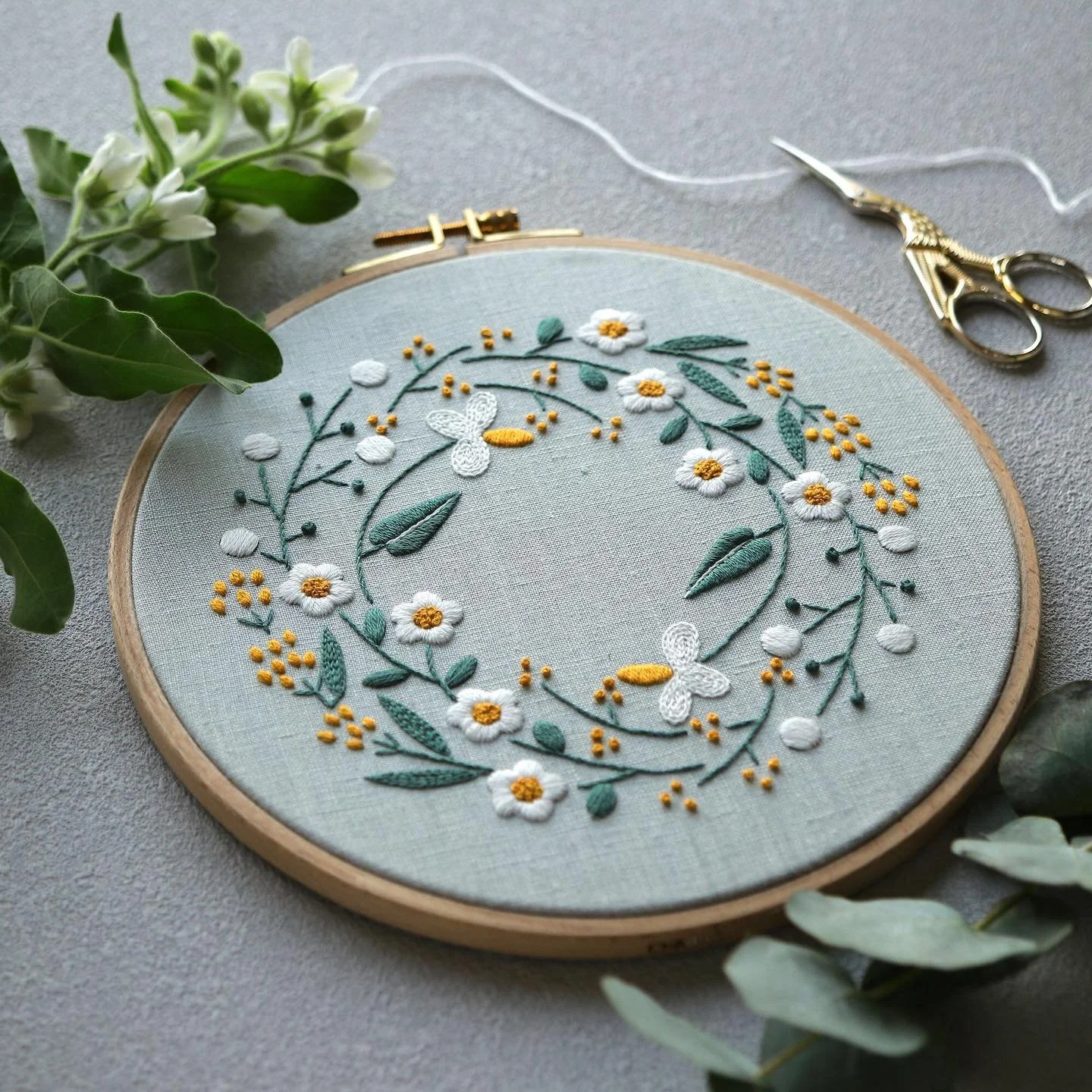 ＼＊初心者向け🌱草花の刺繍キット🪡＊／⠀⁠⠀⁠
⁠
本日は初心者の方におすすめ！２つの刺繍キットのご紹介です🌱⁠
⁠
///草花のリース刺繍キット///⁠
草花のリース模様が可愛いこちらのキット🪡⁠
刺繍枠付きなので、そのままお部屋に飾ることができます。⁠
基本のステッチを組み合わせているので刺繍初めての方も無理なく始められます。⁠
⁠
⁠
///草花の刺繍ピンクッション///⁠
教室でも人気のこちらのキット🪡⁠
２種類の図案が入っており、ギフトカードとピンクッションの両方が仕立てられ
