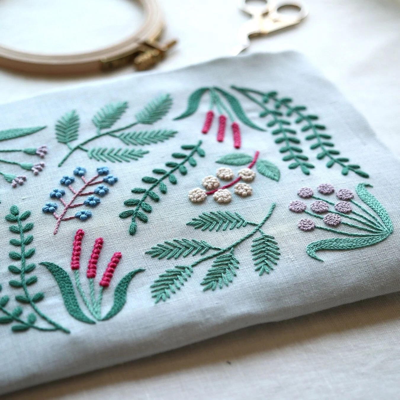 ＼＊初心者からはじめる 🌿草花の刺繍レッスン 🪡＊／⠀⁠
⁠
桜が咲きはじめ、春の彩りがだんだんと広がってまいりました🌸⁠
本日は、現在追加募集中となったこちらのレッスンのご紹介です✨⁠
⁠
飾り模様の刺繍　ステッチ100🪡⁠
Vol.2　ファスナーポーチづくり⁠
⁠
100種類ものステッチを体系的に学べるステッチ100シリーズ。⁠
全6回で、サンプラーブックとファスナーポーチを作ります🎶⁠
⁠
爽やかな草花モチーフのポーチは、これからの季節にぴったり。⁠
Vol.1を受講されていなく