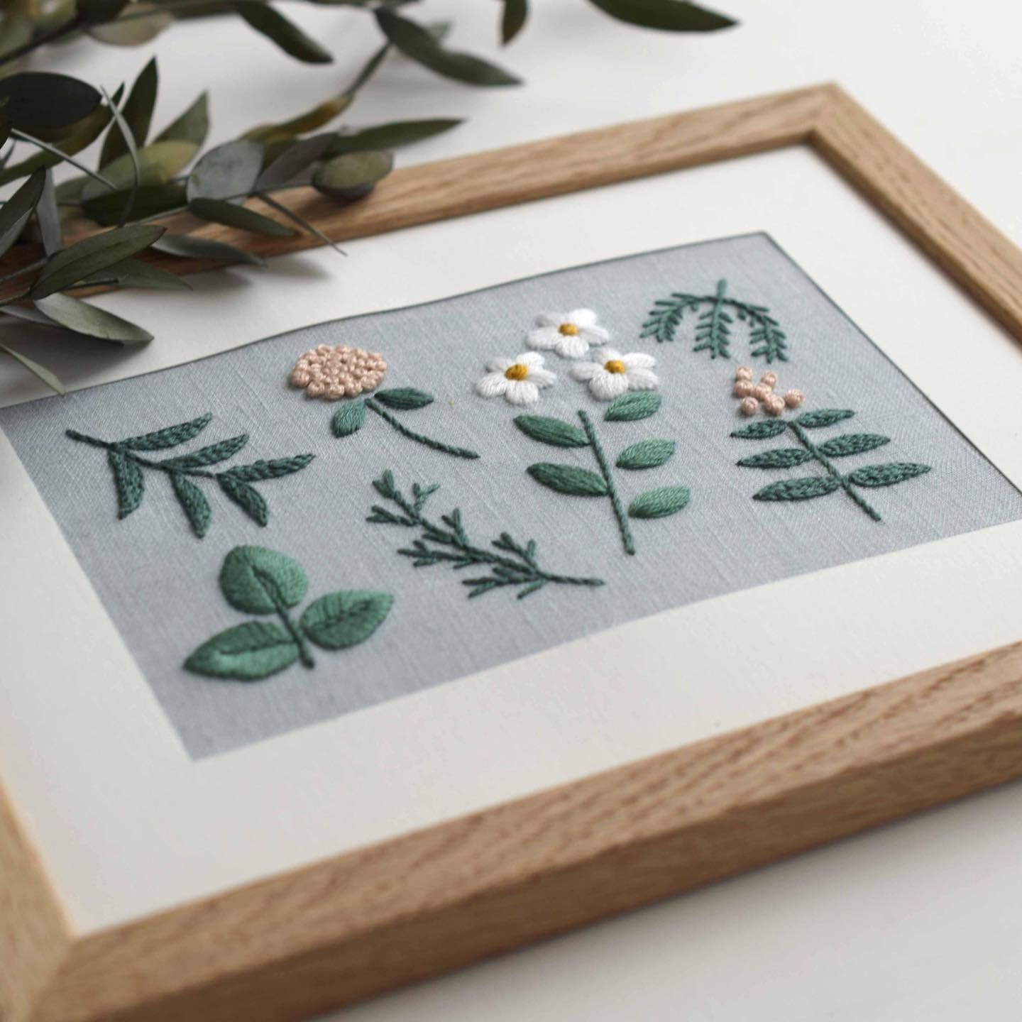 ＼＊初心者向け🌱草花の刺繍キット🪡＊／⠀⁠⠀⁠
⁠
北欧てしごと教室では、自然をテーマにしたさまざまな刺繍キットをご用意しています☺️✨⁠ ⁠
⁠
⁠
/// 草花の刺繍スタートキット ///⁠
小さな壁飾りが作れる、初心者さん向けのスタートキット🌿⁠お道具付きを選べば、針と刺繍枠がセットになって届いたその日からすぐ始められます。⁠
布には図案が印刷済みで、最初の一歩にぴったりの内容です🪡⁠
⁠
⁠
葉っぱやお花のモチーフを組み合わせたこちらのキットは、初めて刺繍を始めたい方にぴったり⭐