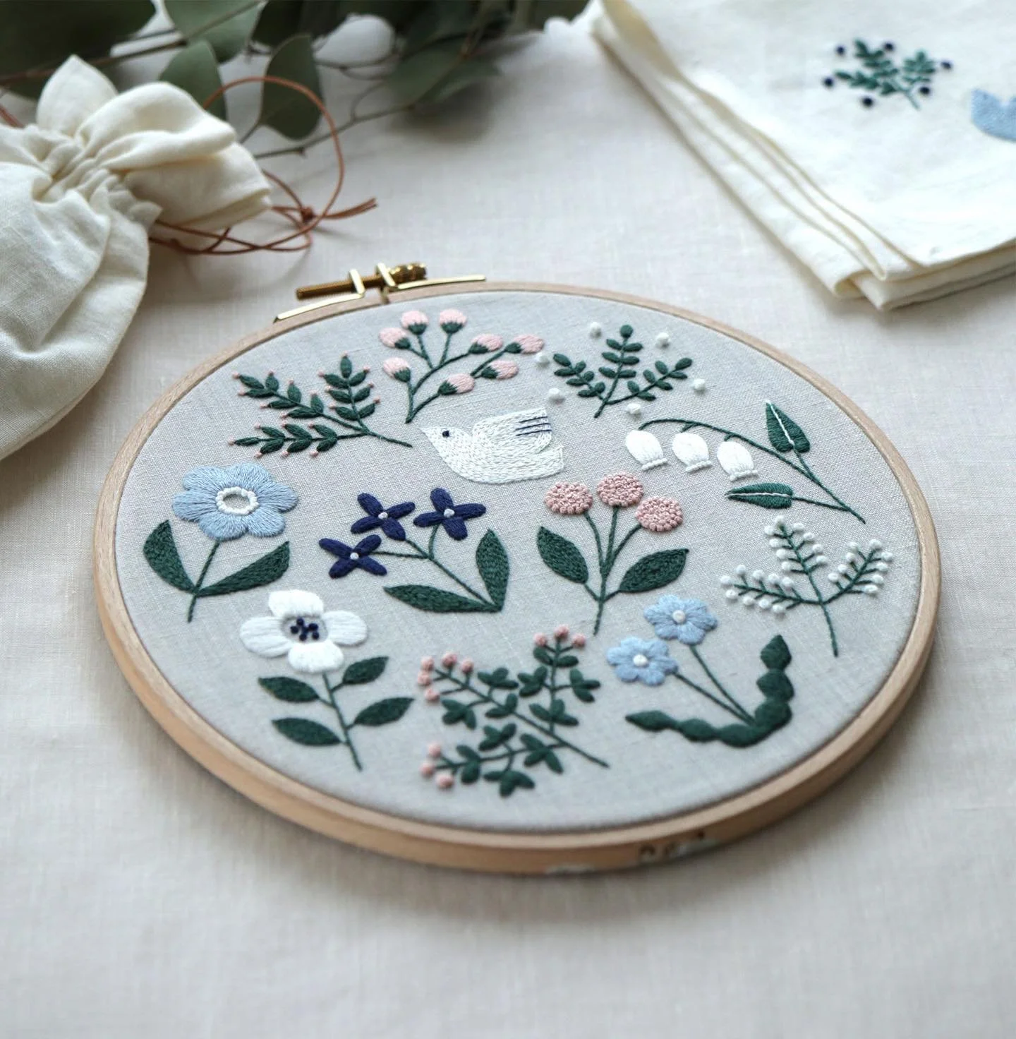 ＼＊草花モチーフのワンポイント刺繍レッスン 🪡✨＊／⠀⁠
⁠
新生活が始まる季節、手持ちのハンカチなどにちょっとしたモチーフを刺して自分だけのオリジナルにしてみるのはいかがでしょうか？⁠
⁠
こちらの１DAYレッスンでは、草花や鳥などワンポイントに使える図案をバリエーション豊かに学べます。⁠
１つでも、2、3個組み合わせても、アレンジ次第でデザインは無限大に✨⁠
たくさん作ってプレゼントするのもおすすめ⭐️⁠
⁠
１日で色々なモチーフの刺し方が学べる、盛りだくさんのレッスンです。⁠
この機会に