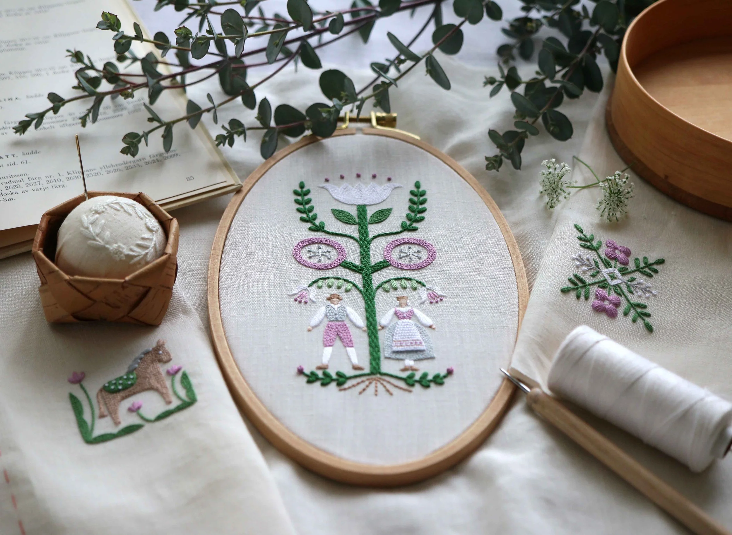 北欧の暮らしの中の小さな物語 ー Folkloreの刺繍 ー