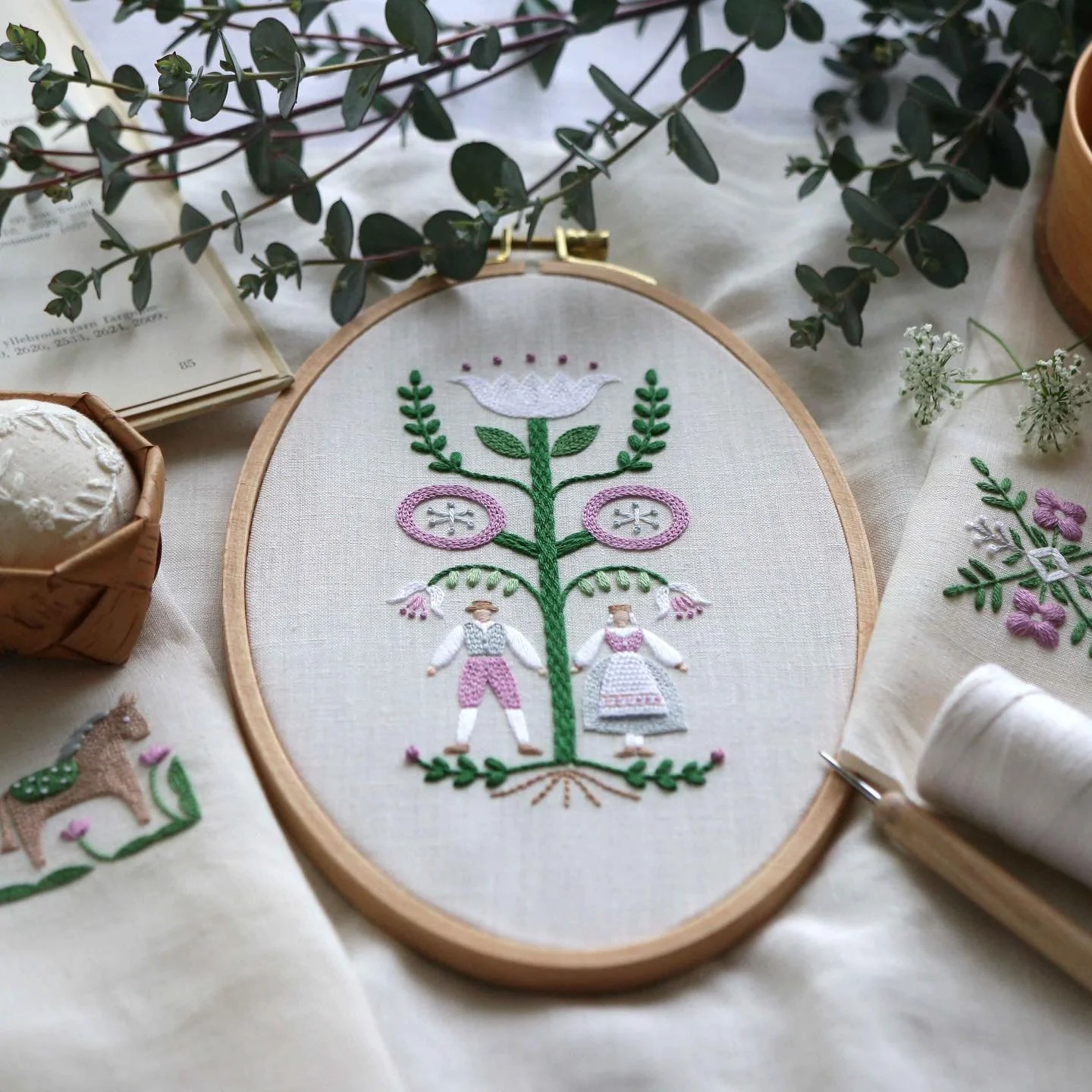 ＼＊新レッスン🌿✨北欧の暮らしの中の小さな物語 -Folkloreの刺繍-🪡＊／⠀⁠
⁠
節目の春を迎え、新しい生活が始まった方も多いと思います。⁠
教室でも新しいレッスンの募集がスタートしました⭐️⁠
⁠
北欧の暮らしの中にある、やさしく温もりのある風景🌳⁠
草花や自然とともに歩んできた人々の営み、馬や花など、どこか懐かしさを感じるモチーフたち。⁠
そんな物語のような世界を手のひらサイズにとじこめて、シザーケースとニードルブックを作ります。⁠
⁠
基本のステッチのほか、コーチングステッチ