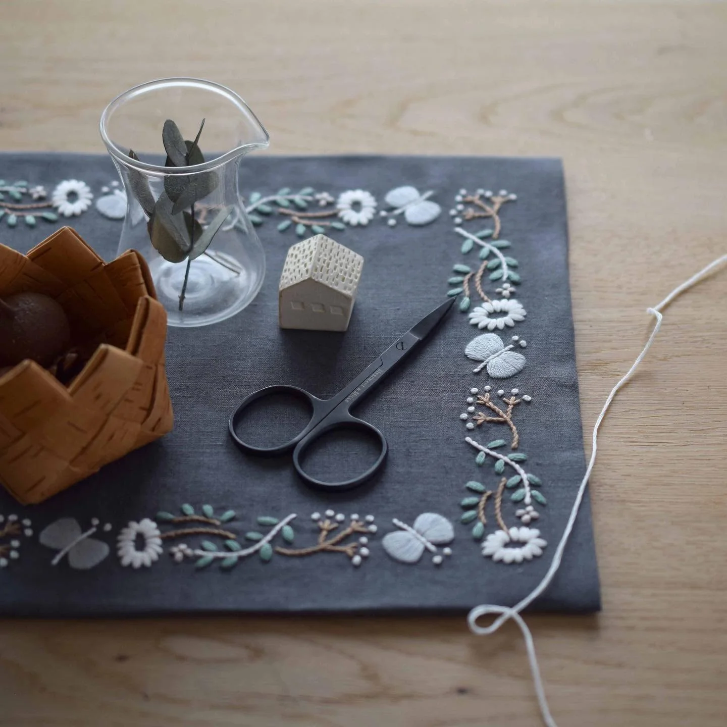 ＼＊飾り模様の刺繍 ステッチ100🌿Vol.1 草花のトレーハンガー🪡＊／⠀⁠
⁠
教室では、100種類のステッチを学べるシリーズを開講中です🪡✨⁠
⁠
「Vol.1」のレッスンでは約30種類のステッチをサンプラーブックにまとめながら、基礎から丁寧に学んでいきます。⁠
⁠
見本帳をつくりながら一つずつ進めていくので、はじめての方にも無理なく取り組んでいただけます。自然とステッチが身につき、少しずつ上達を感じていただける内容です🎵⁠
⁠
ステッチに慣れてきたら、ブルーのリネンにホワイトの刺