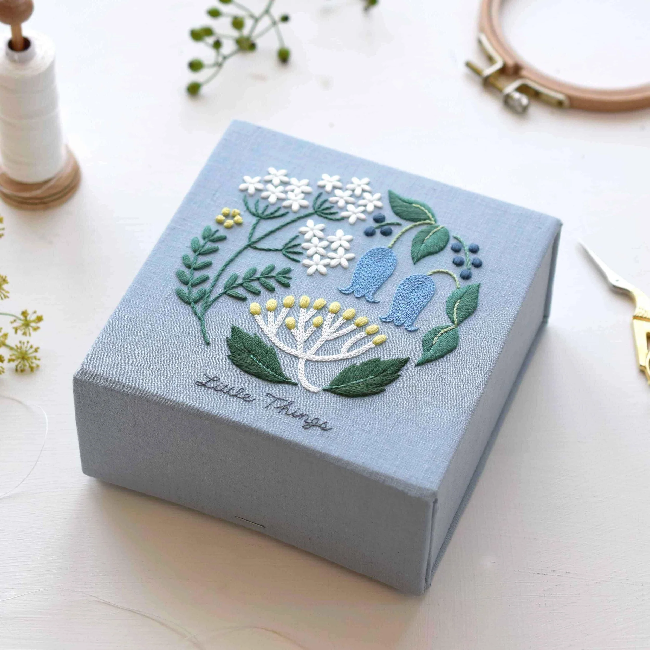 ＼＊はじめての刺繍〜草花のスクエアボックス🪡＊／⠀⠀⁠⠀⁠⠀⁠⁠⁠⁠⁠⁠
⁠
刺繍の基本を学びながら、箱作りを学べるレッスンのご紹介です🌿✨⁠
⁠
このレッスンでは⁠
🔖草花モチーフの刺し方⁠
🔖厚紙とリネン生地を使った小箱の作り方⁠
をじっくり丁寧に学べる内容になっています♪⁠
⁠
箱づくりも初めてという方でも大丈夫です☺️⁠
ステップごとに丁寧に進んでいきますので初心者さんもご安心ください🪡⁠⁠🧵⠀⁠⁠⁠⁠⁠⁠
⁠
爽やかなブルーのリネンとナチュラルな草花のデザイン🌿⁠
これか